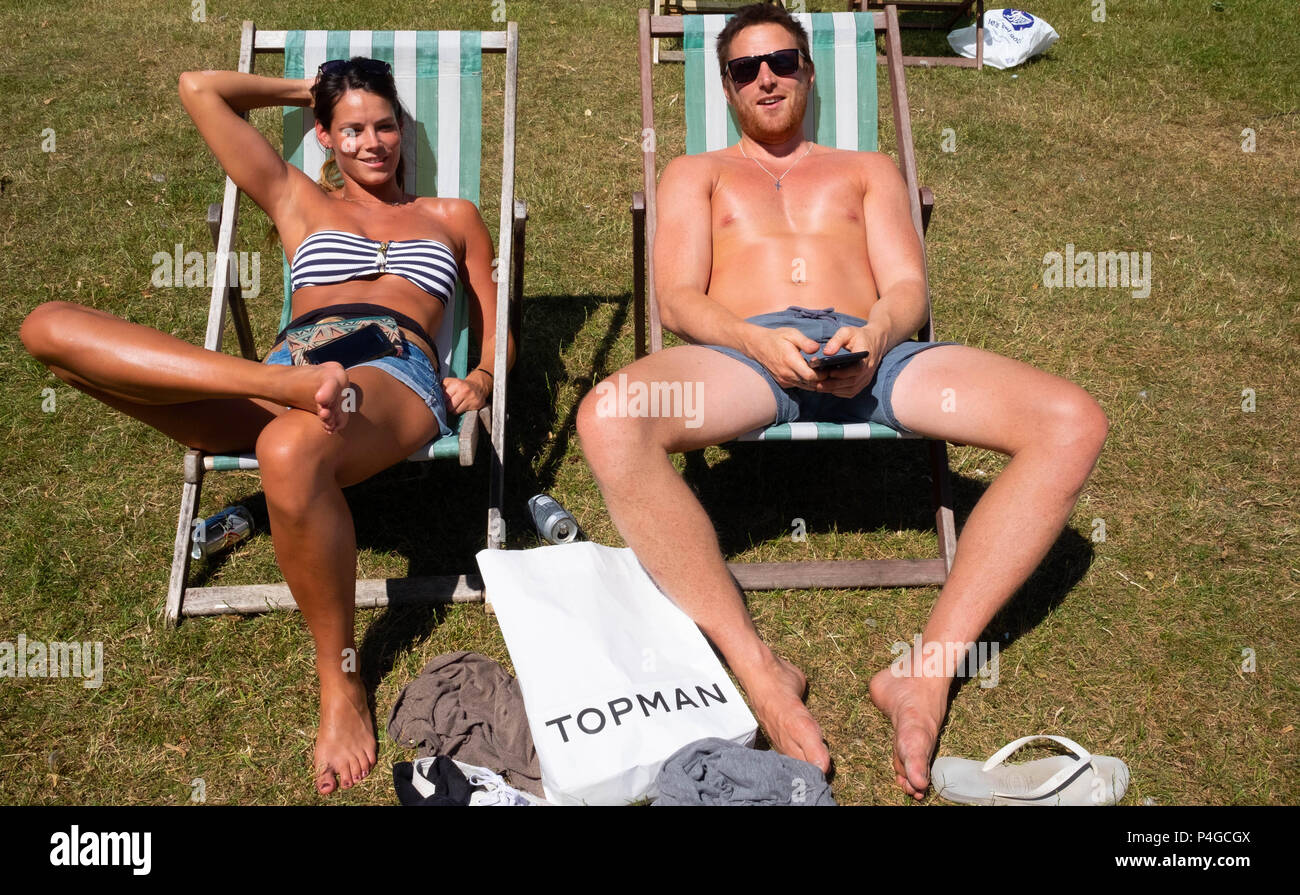 Londra, Inghilterra. Il 22 giugno 2018. Owen e Katherine rilassarvi e abbronzarvi al sole di Hyde Park. Questo tempo soleggiato è detto di continuare per i prossimi giorni. ©Tim anello/Alamy Live News Foto Stock