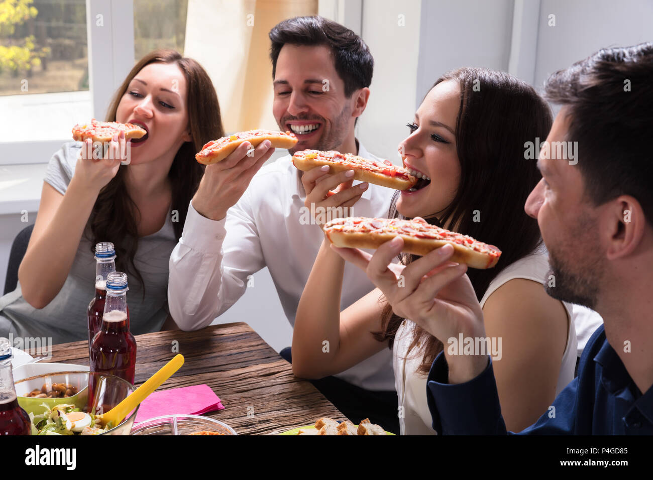 Ritratto di Felice giovani amici di mangiare freschi e deliziosi Bruschetta Foto Stock