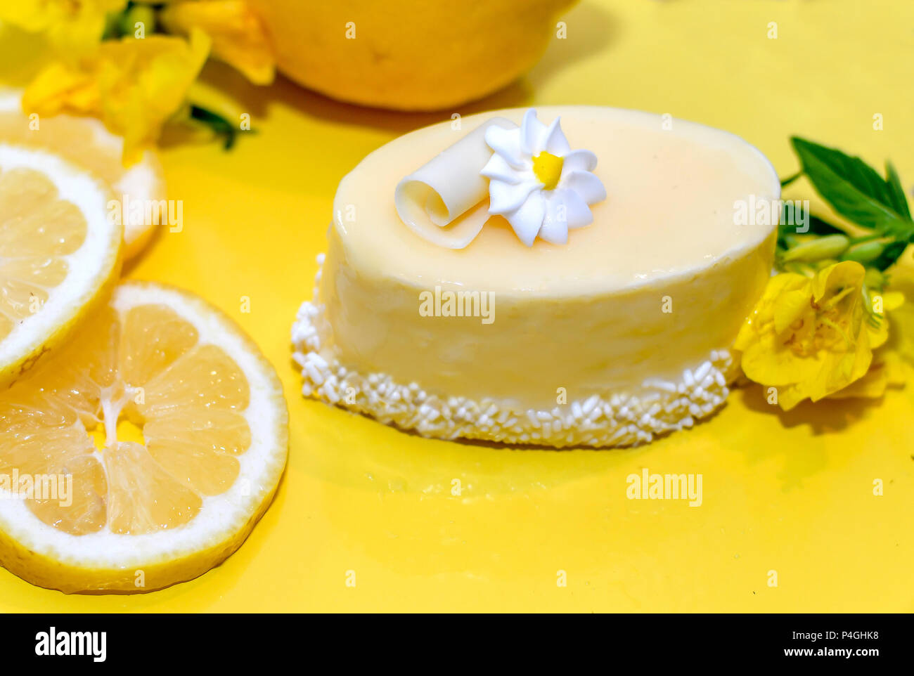 Piccola, bella vetrata torta al limone. Un perfetto dessert individuali Foto Stock