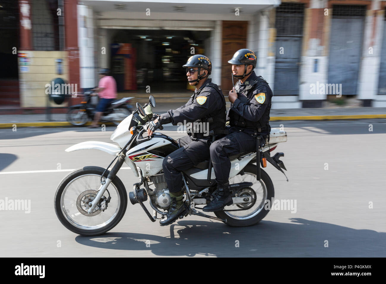 I funzionari di polizia sul motociclo nel centro cittadino di Iquitos, Loreto, Perù Foto Stock