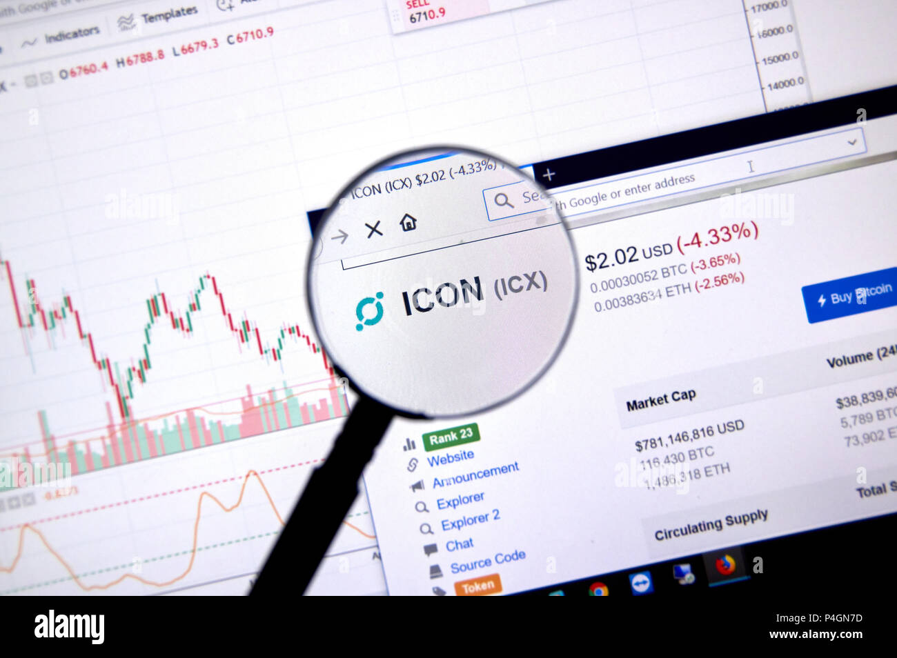 MONTREAL, Canada - 20 giugno 2018: Icona crypto prezzo valuta sotto la lente di ingrandimento. Cryptocurrency è una valuta digitale in cui techniqu di crittografia Foto Stock