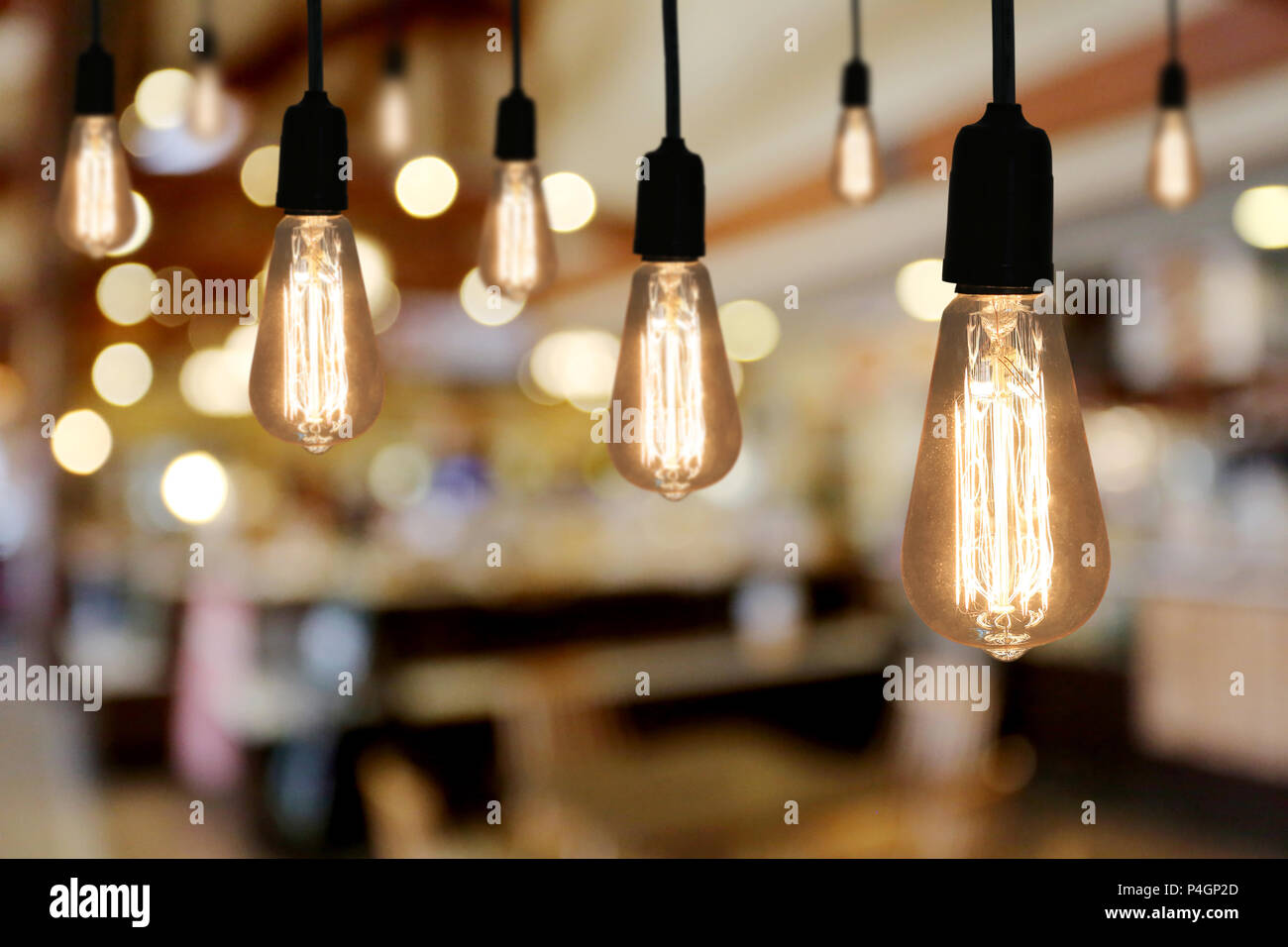 Vintage lampada di illuminazione nel ristorante cafe e hanno spazio copia di design nel tuo lavoro. Foto Stock