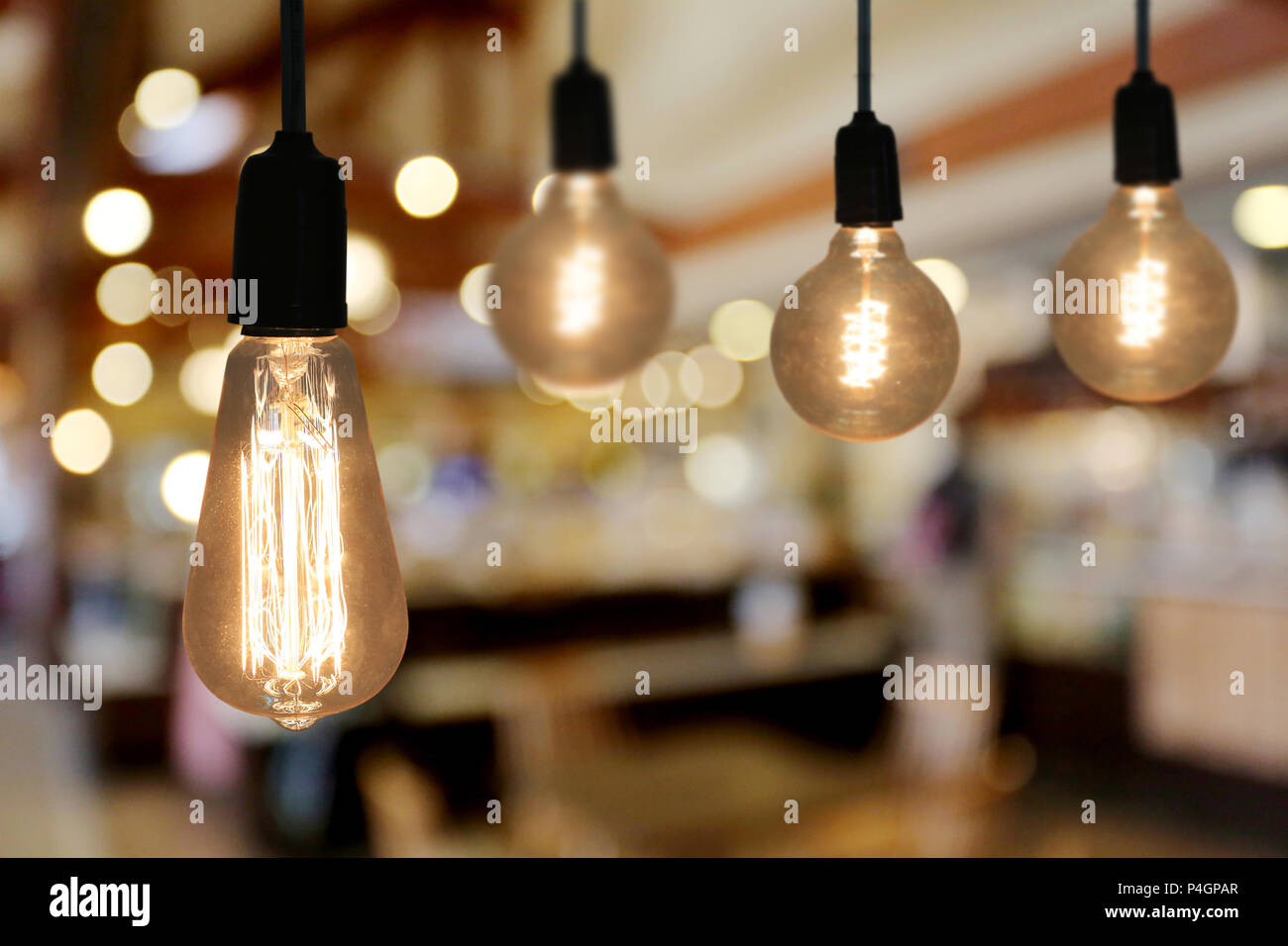 Vintage lampada di illuminazione nel ristorante cafe e hanno spazio copia di design nel tuo lavoro. Foto Stock