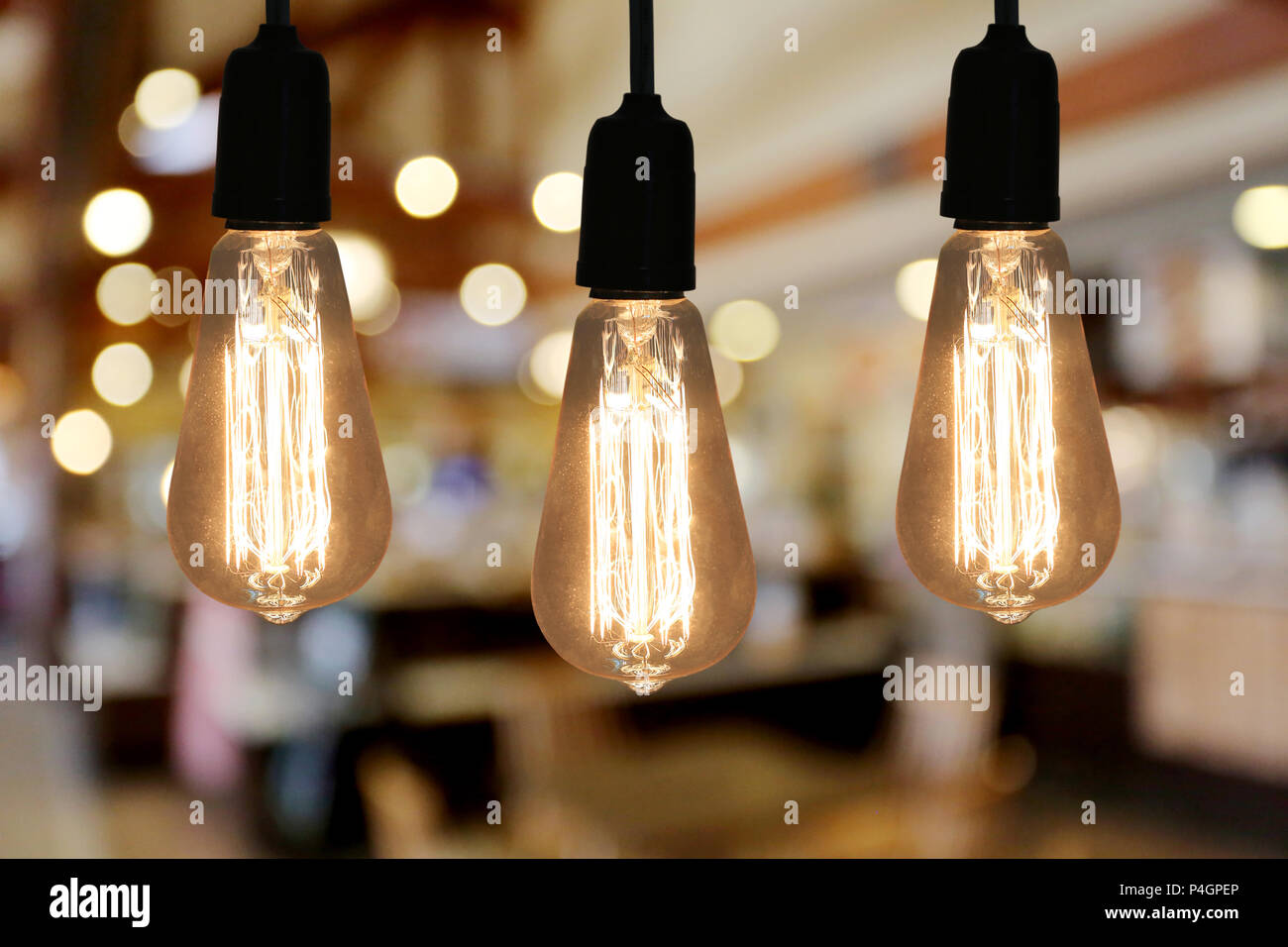 Vintage lampada di illuminazione nel ristorante cafe e hanno spazio copia di design nel tuo lavoro. Foto Stock
