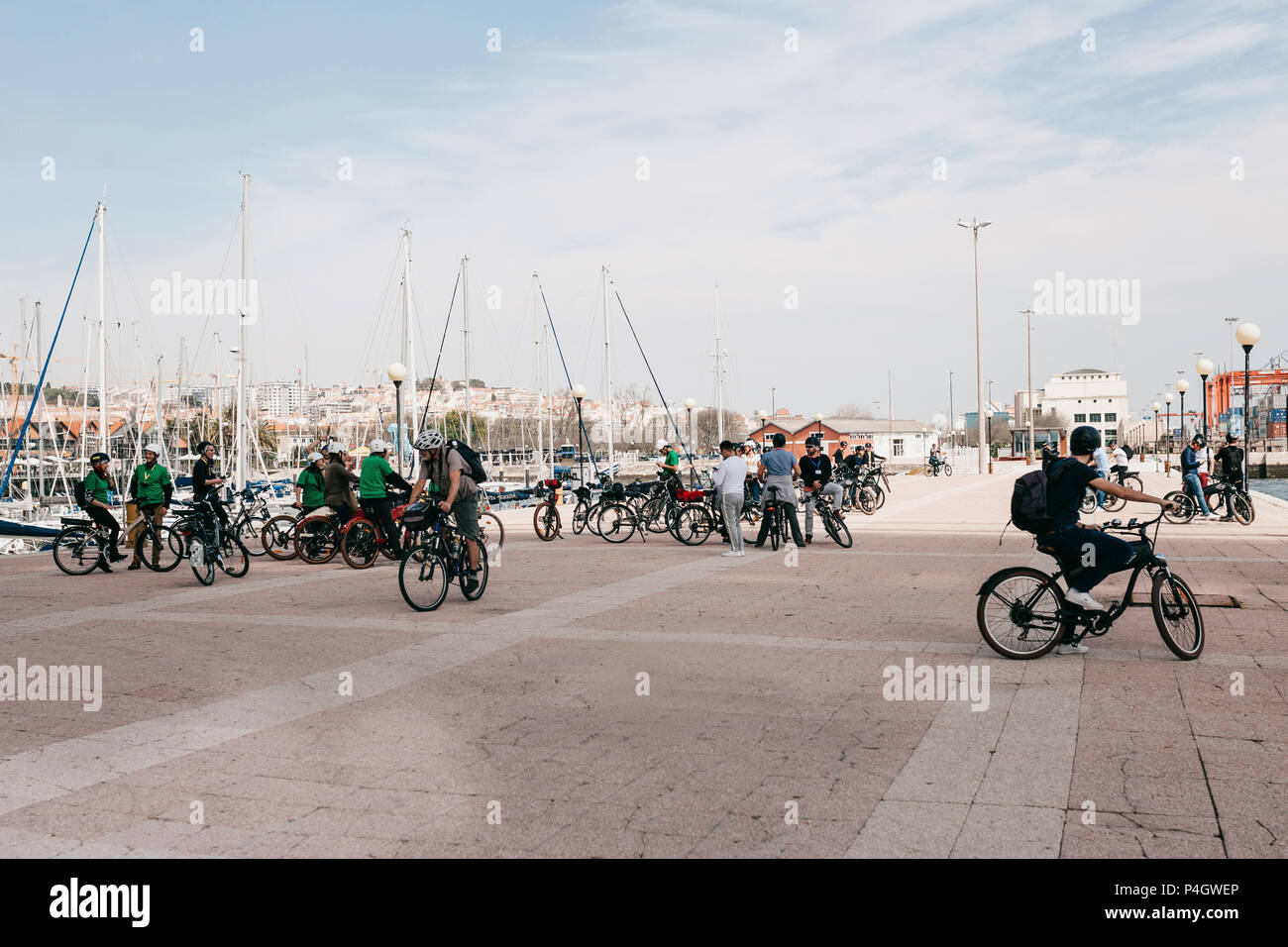 Lisbona, 18 Giugno 2018: un gruppo di turisti su biciclette o atleti di ammirare le belle vedute della città sul mare nella zona di Belem Foto Stock