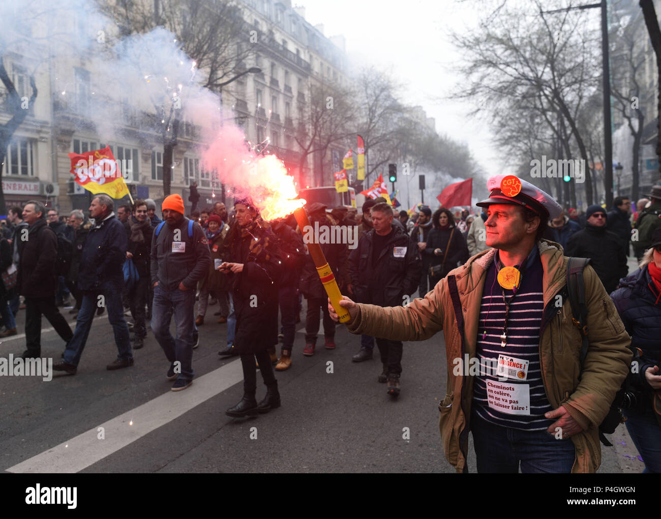 Marzo 22, 2018 - Parigi, Francia: i ferrovieri francesi e funzionari pubblici prendere parte in una via di protesta contro il presidente Emmanuel Macron del lavoro dei piani di riforma. Centinaia di migliaia di lavoratori si sono stretti in tutto il paese per difendere i loro diritti su una data 22 marzo, che riecheggia di inizio delle proteste degli studenti nel 1968. Manifestazione de cheminots. Foto Stock