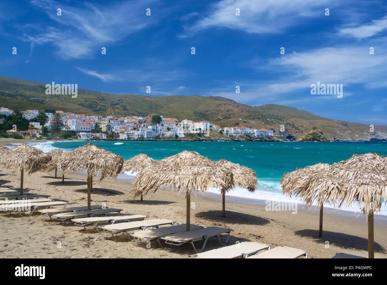 Spiaggia di Paraporti accanto a Chora città dell'isola di Andros, Cicladi Grecia Foto Stock