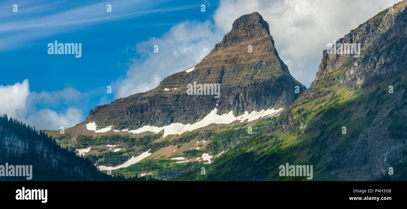 La Reynolds montagna nel Parco Nazionale di Glacier nel Montana. Mt. La Reynolds è un classico esempio di un avvisatore acustico di origine glaciale, un picco scolpite dai ghiacciai. Foto Stock