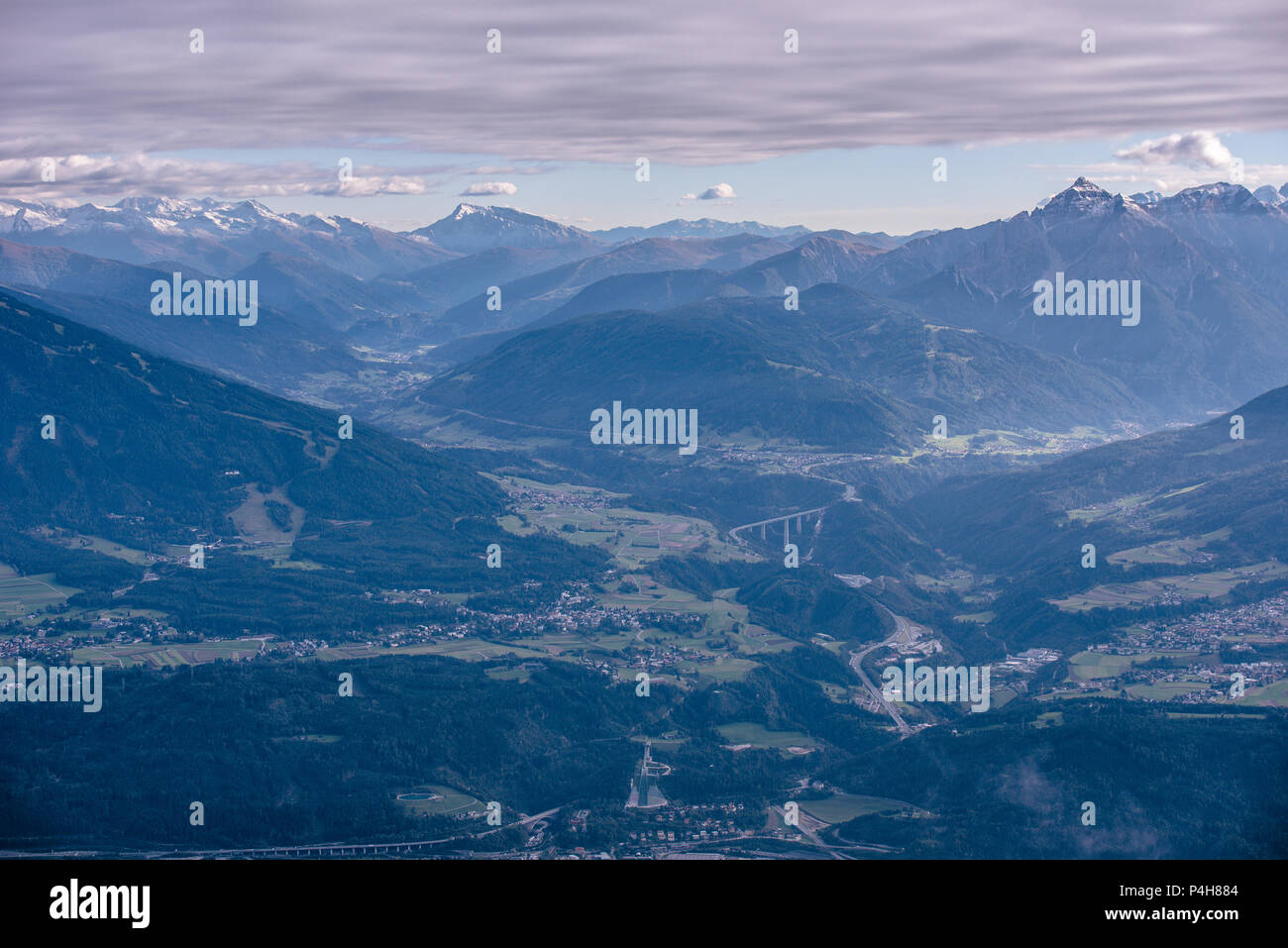 Vista da Hafelekarspitze a Innsbruck per il Passo del Brennero tra Austria e Italia con un bellissimo paesaggio di montagna Foto Stock