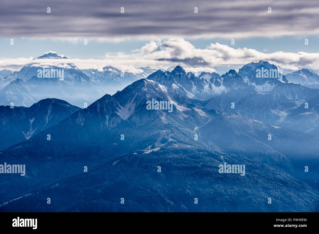 Vista da Hafelekarspitze a Innsbruck al paesaggio di montagna della Valle dello Stubai e Innsbruck, Austria Foto Stock