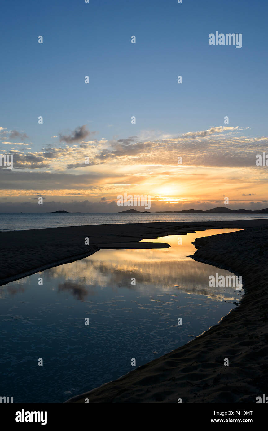 Sunrise atmosferica a Punsand Bay beach, Cape York Peninsula, estremo Nord Queensland, FNQ, QLD, Australia Foto Stock