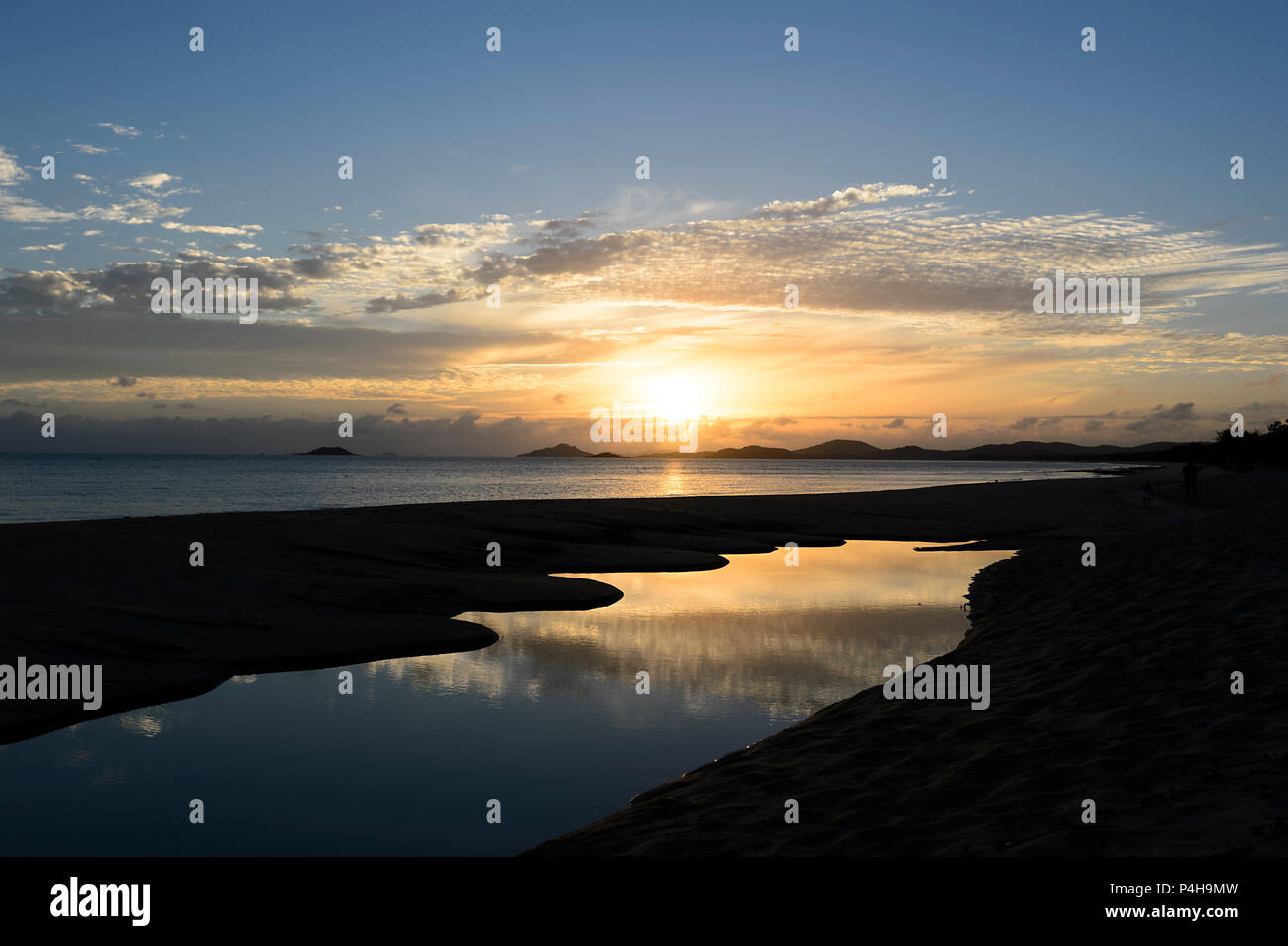 Sunrise atmosferica a Punsand Bay beach, Cape York Peninsula, estremo Nord Queensland, FNQ, QLD, Australia Foto Stock
