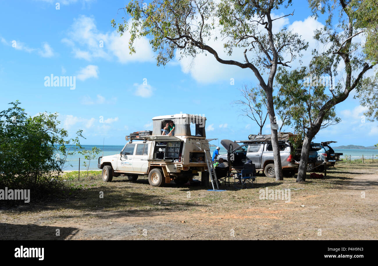 La gente dal camping spiaggia di Punsand Bay, Cape York Peninsula, estremo Nord Queensland, FNQ, QLD, Australia Foto Stock