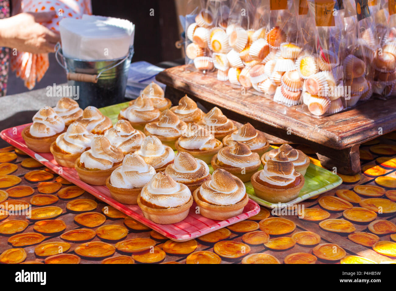 Meringa albicocca tortina per la vendita in fiera Apcicot in Porreres, Mallorca, Spagna Foto Stock