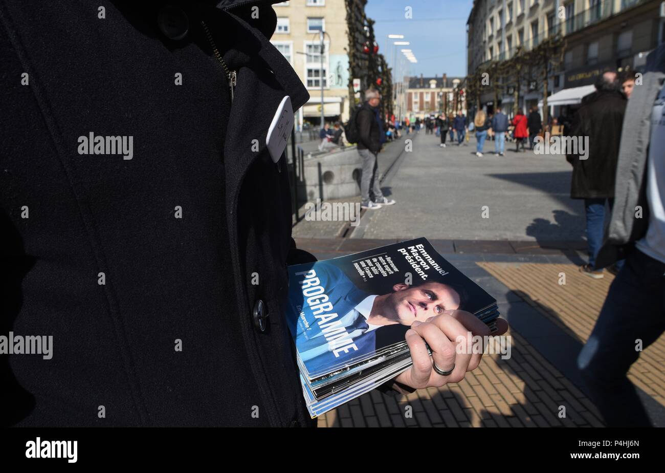 Marzo 25, 2017 - Amiens, Francia: Foto di Sylvain Chamot, un attivista da Emmanuel Macron's En marche movimento, voce volantini nel centro di Amiens. Partigiano delle Nazioni Unite d'En marche, Sylvain Chamot, distribue le programme d'Emmanuel Macron dans le Centre d'Amiens. Foto Stock