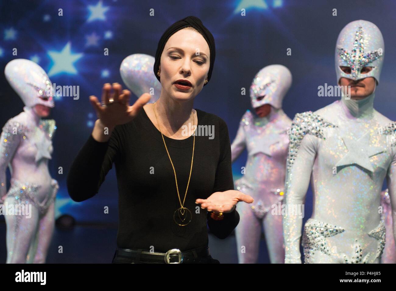 Pellicola originale titolo: MANIFESTO. Titolo inglese: MANIFESTO. Regista: JULIAN ROSEFELD. Anno: 2015. Stelle: CATE BLANCHETT. Credito: BAYERISCHER RUNDFUNK/RUHR TRIENNALE/SCHIWAGO FILM / Album Foto Stock
