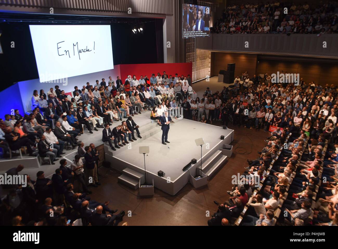 Luglio 12, 2016 - Parigi, Francia: economia francese il ministro Emmanuel Macron detiene il primo rally politici del suo movimento 'En marche!" ("in movimento!"), presso la Maison de la Mutualite, un evento ampiamente visto come il preludio di una corsa per il 2017 elezioni presidenziali. Emmanuel Macron tient figlio premier grand rassemblement politique avec son mouvement 'En marche!", premier jalon de sa campagne pour la prŽsidentielle de 2017. Foto Stock