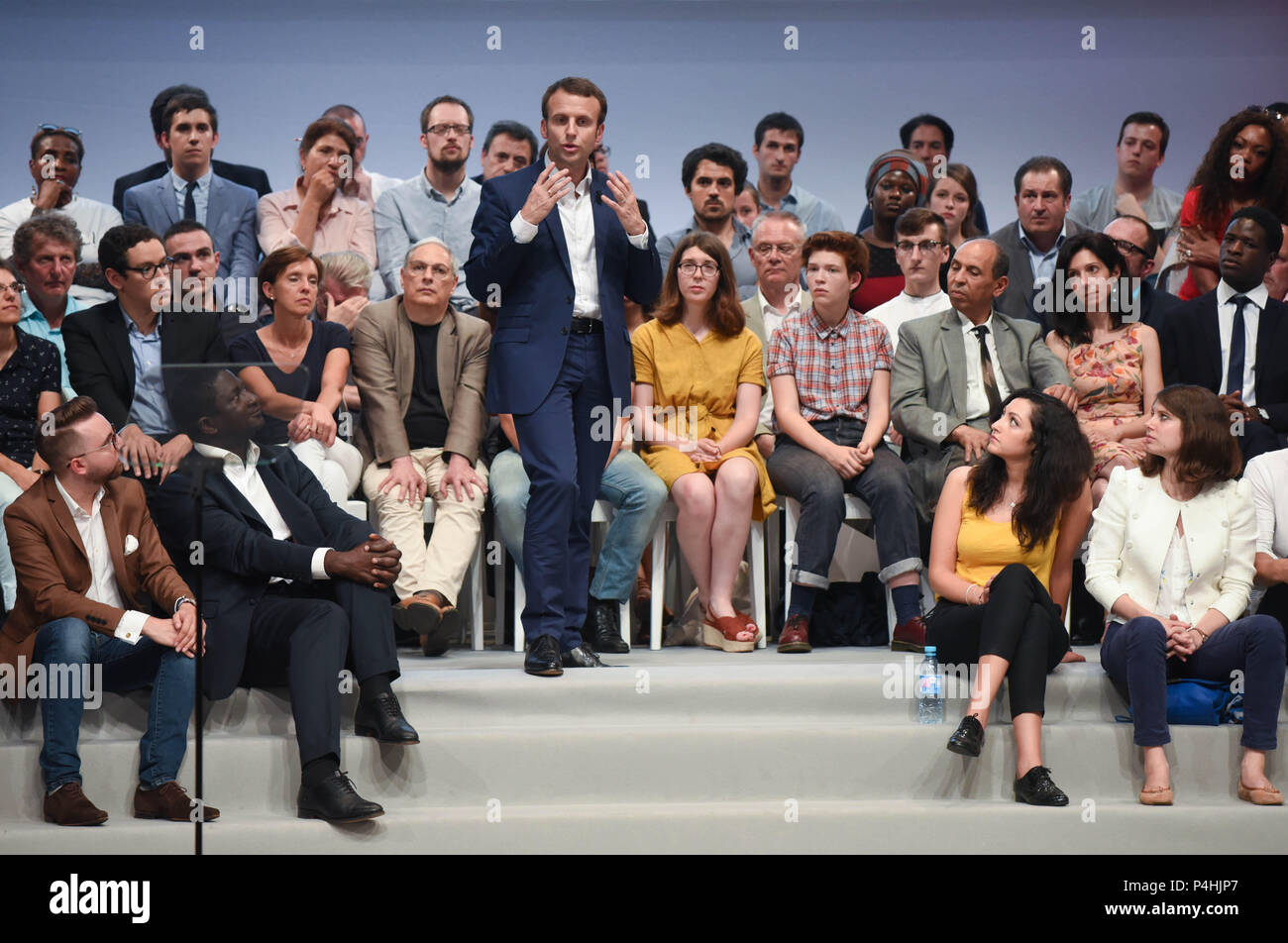 Luglio 12, 2016 - Parigi, Francia: economia francese il ministro Emmanuel Macron detiene il primo rally politici del suo movimento 'En marche!" ("in movimento!"), presso la Maison de la Mutualite, un evento ampiamente visto come il preludio di una corsa per il 2017 elezioni presidenziali. Emmanuel Macron tient figlio premier grand rassemblement politique avec son mouvement 'En marche!", premier jalon de sa campagne pour la prŽsidentielle de 2017. Foto Stock