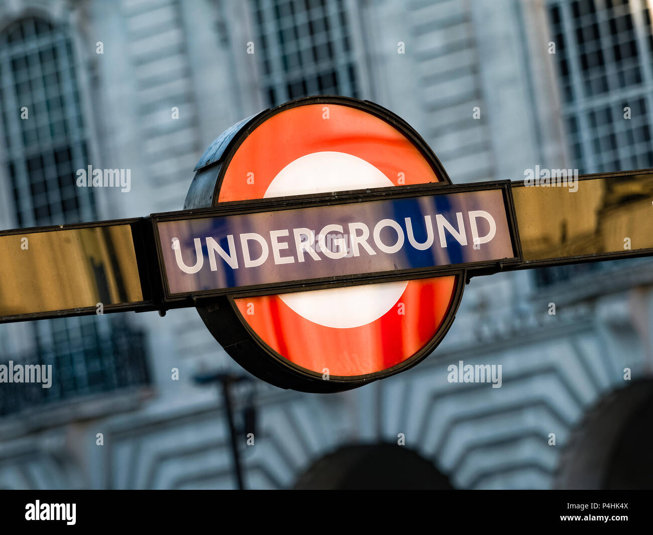 La metropolitana di Londra Stazione ferroviaria segno, la rete metropolitana di Londra ha cominciato in servizio nel 1863 e ora dispone di 270 stazioni. Foto Stock