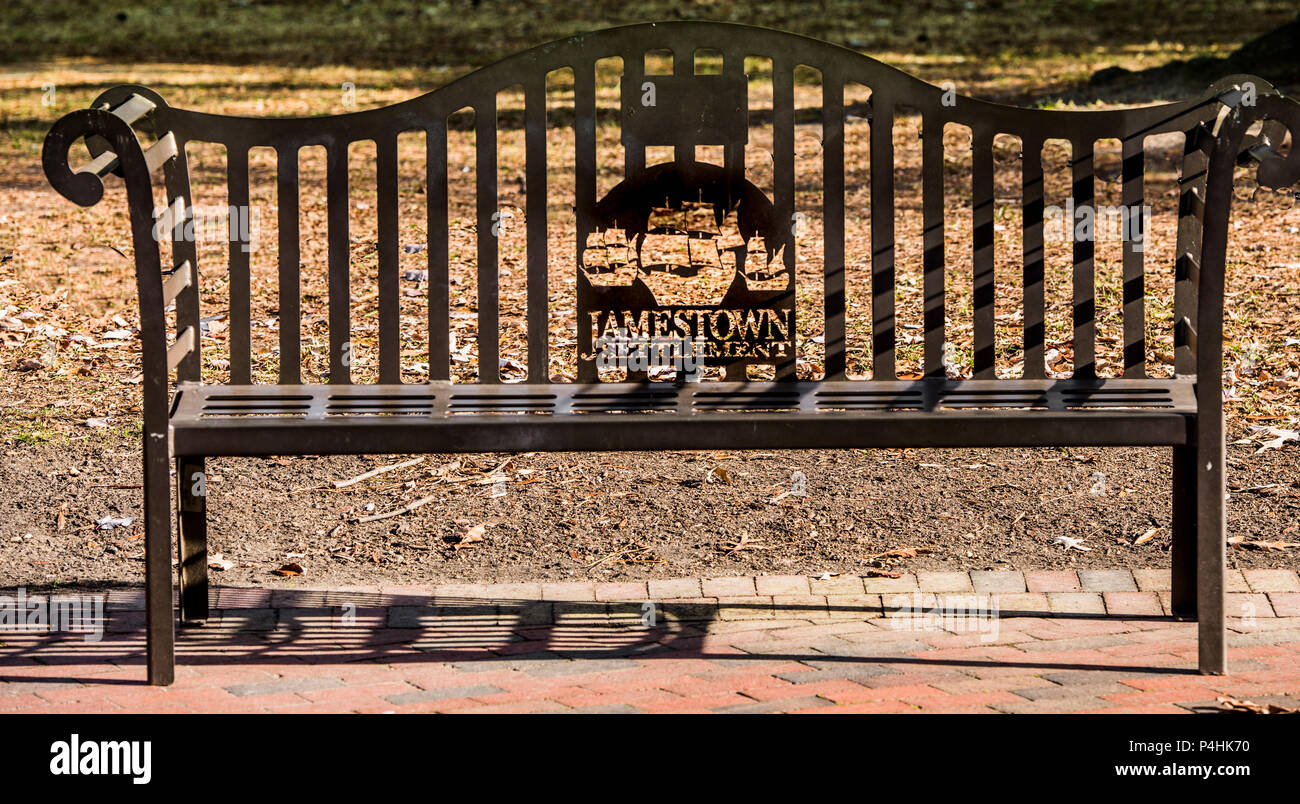 Jamestown Settlement banco di metallo. Bellissimo il branding e un posto a sedere prima di entrare nella biglietteria principale edificio che conduce nel centro storico settl Foto Stock