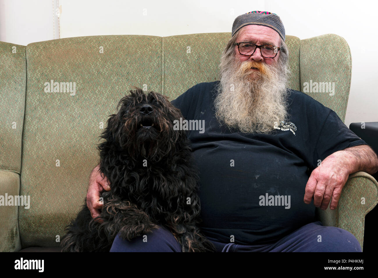 Uomo anziano che vive da sola con il suo cane Foto Stock