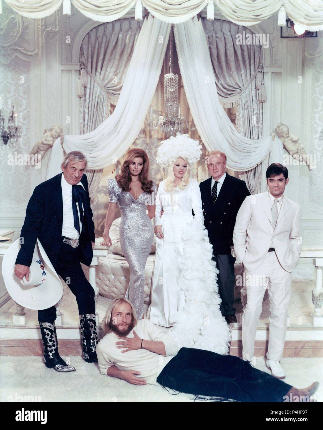 Pellicola originale titolo: MYRA BRECKINRIDGE. Titolo inglese: MYRA BRECKINRIDGE. Regista: MICHAEL SARNE. Anno: 1970. Stelle: John Huston; RAQUEL WELCH; MAE WEST; REX REED; MICHAEL SARNE. Credito: 20TH CENTURY FOX / Album Foto Stock