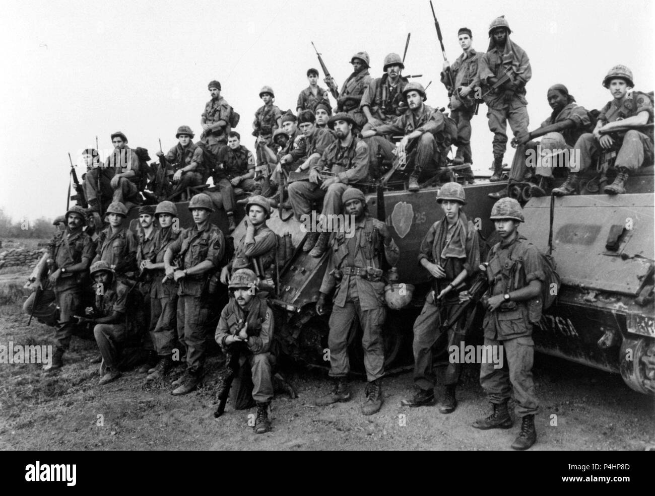 Pellicola originale titolo: plotone. Titolo inglese: plotone. Regista: OLIVER STONE. Anno: 1986. Stelle: Willem Dafoe; Dale Dye; Johnny Depp; TOM BERENGER; Charlie Sheen; Forest Whitaker; RICHARD EDSON; DAVID NEIDORF; KEVIN DILLON; PAUL SANCHEZ; REGGIE JOHNSON; Tony Todd; FRANCESCO QUINN; JOHN C. MCGINLEY; CHRIS PEDERSON; il contrassegno Moses; KIETH DAVID. Credito: ORION PICTURES / FRANCISCO, Ricky / Album Foto Stock