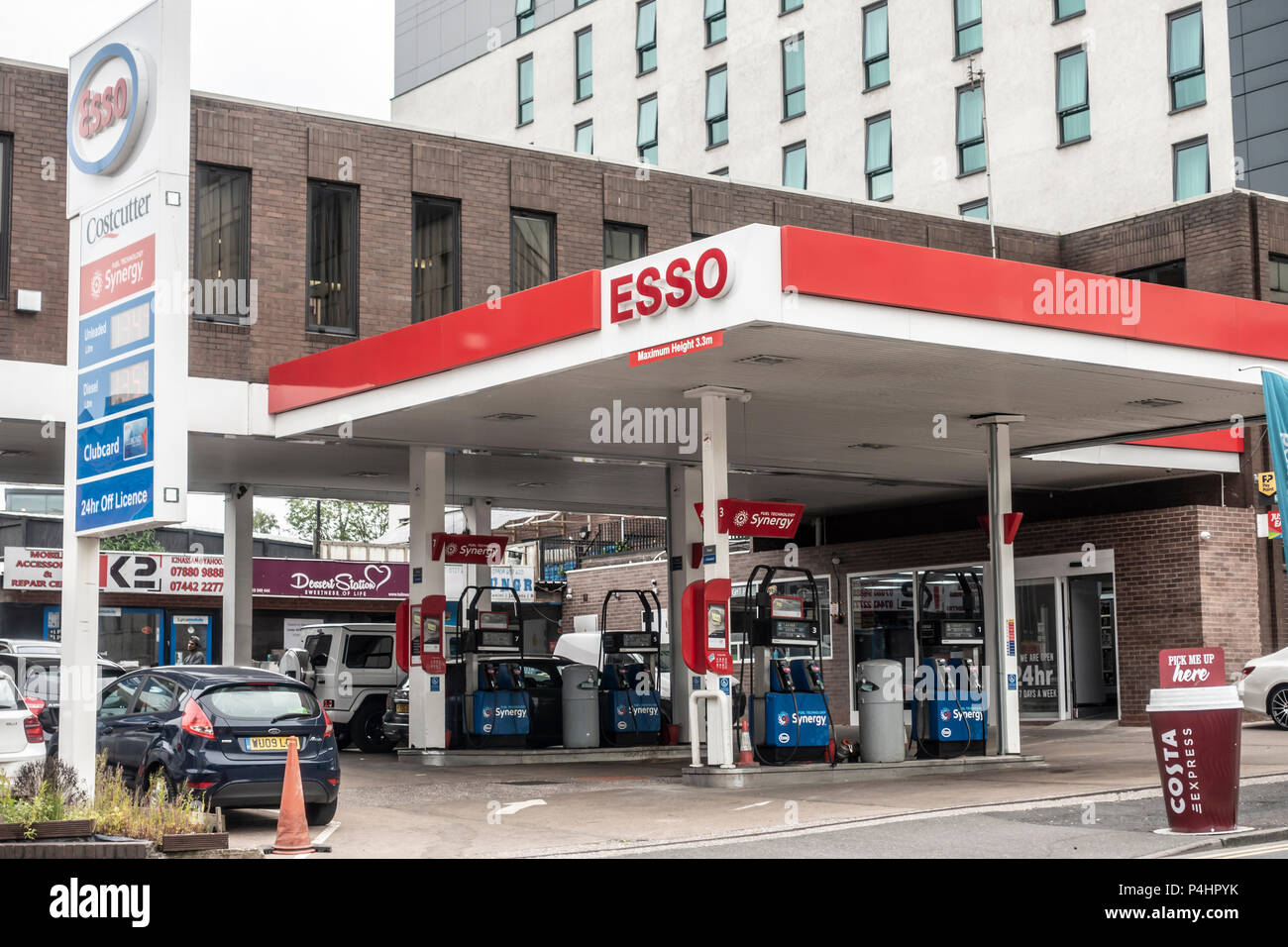 Veicoli in corrispondenza di una stazione di servizio Esso alla stazione di servizio nel centro della città di Birmingham, West Midlands, England, Regno Unito Foto Stock