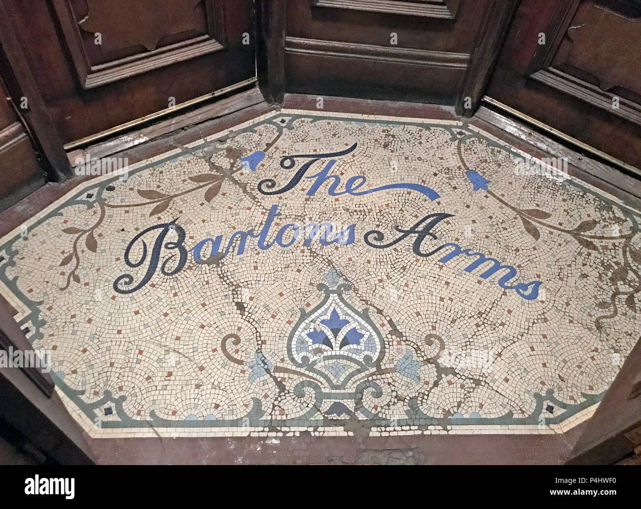 Ingresso Mosaico del Bartons Arms pub, Aston, Birmingham, West Midlands, Regno Unito Foto Stock