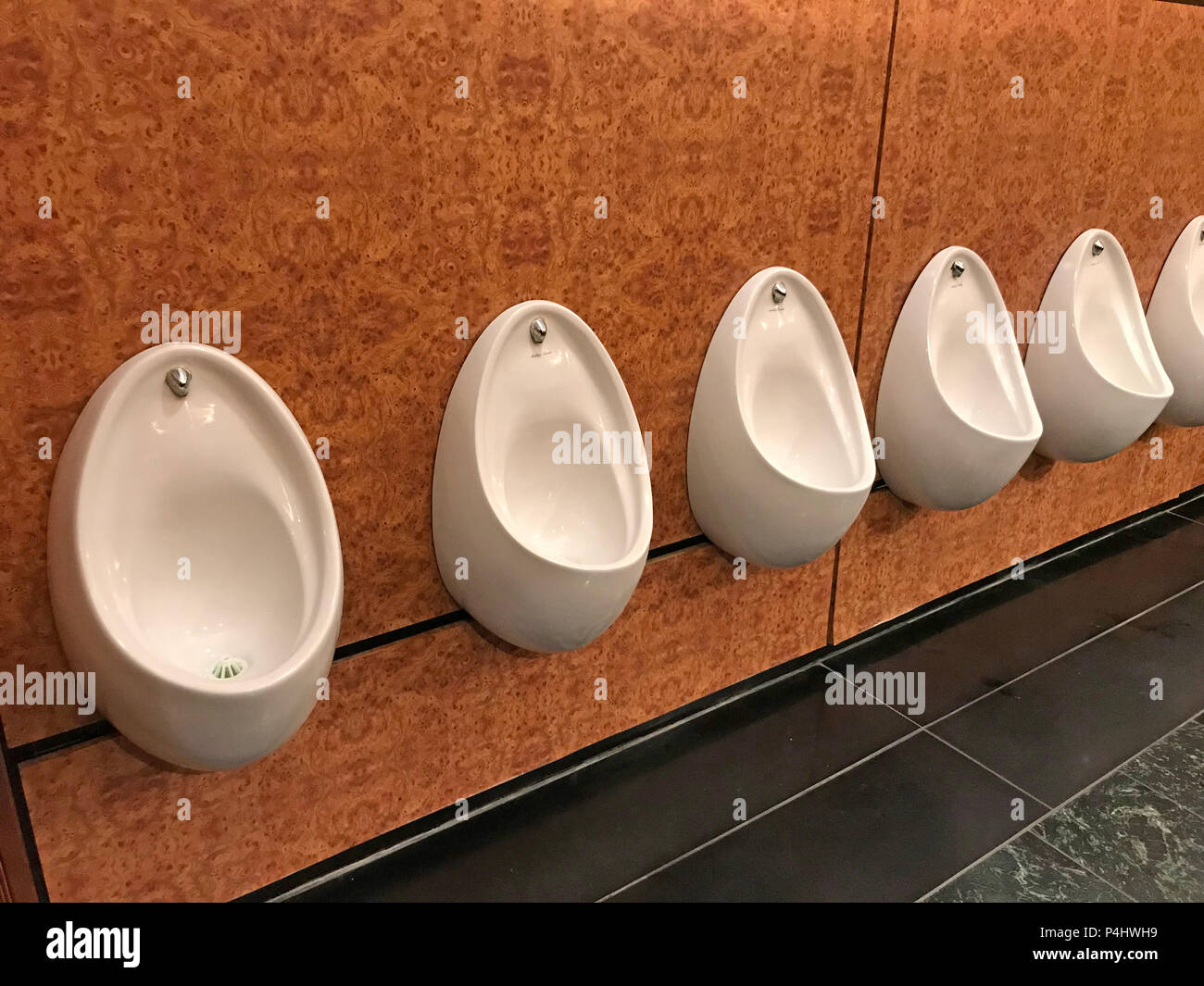 Una linea di Gents orinatoi, in un grande hotel, Leeds, West Yorkshire, Inghilterra, Regno Unito Foto Stock