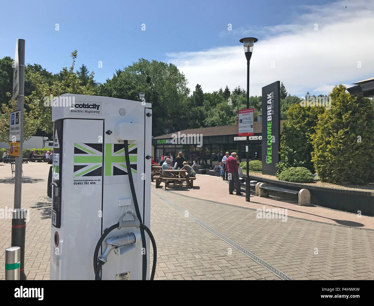 Waitrose at Michaelwood Services, servizi M5, autostrada M5, punto di ricarica elettrica, GL11, Dursley Foto Stock