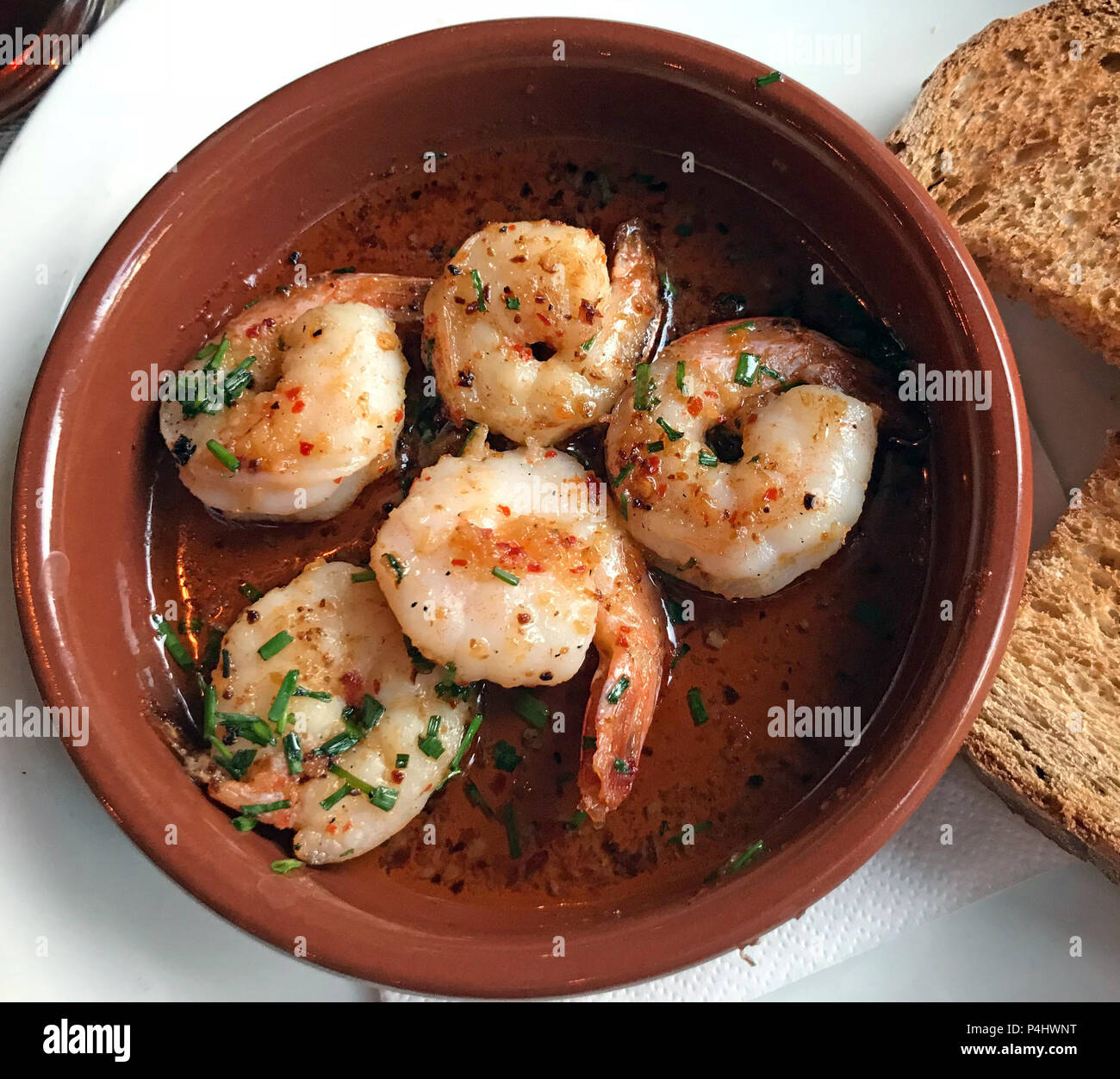 Gamberoni con aglio, stile italiano con il peperoncino Foto Stock