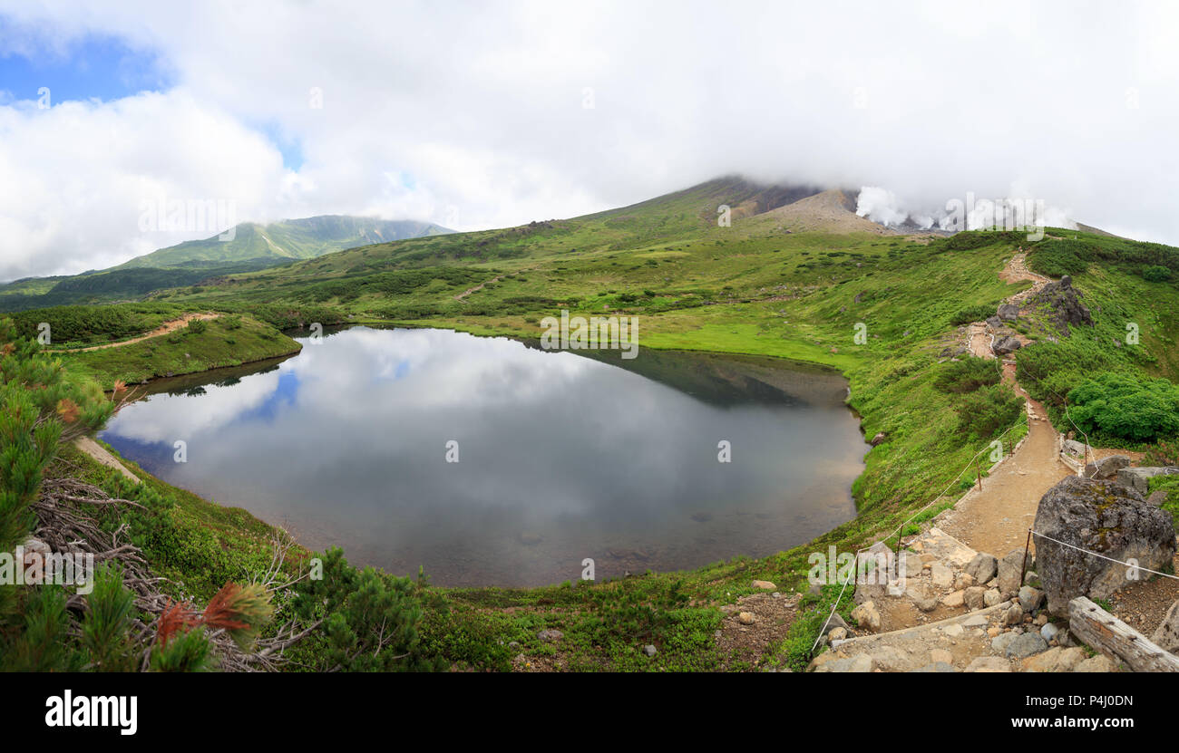Le bocchette di gas lungo un sentiero accanto al cratere vulcanico stagno sul Monte Asahi in Hokkaido, Giappone Foto Stock