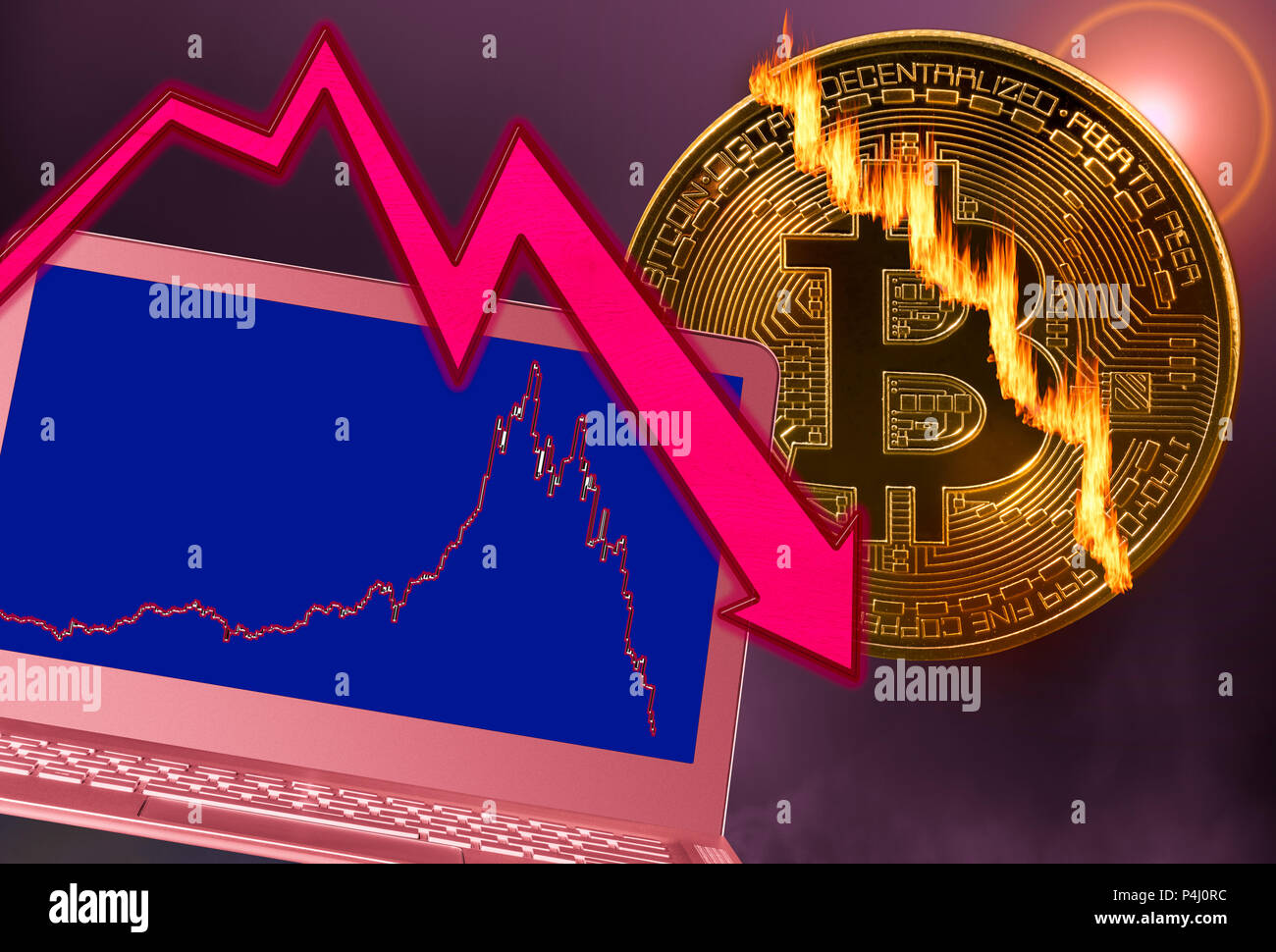 Moneta Bitcoin incrinato nel market crash con laptop grafico Foto Stock
