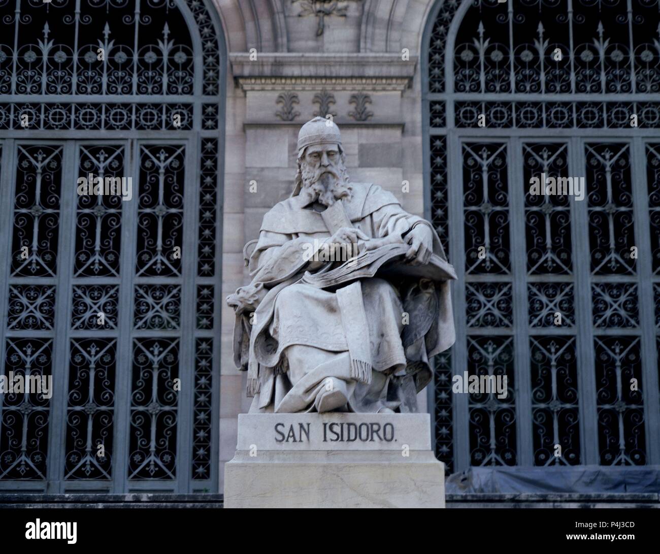 ESCULTURA DE SAN ISIDORO (560-636) EN LA ESCALINATA DE LA BIBLIOTECA NACIONAL REALIZADA A FINALES del siglo XIX, Autore: José Alcoverro (1835-1908). Posizione: Biblioteca Nacional-EDIFICIO, MADRID, Spagna. Foto Stock