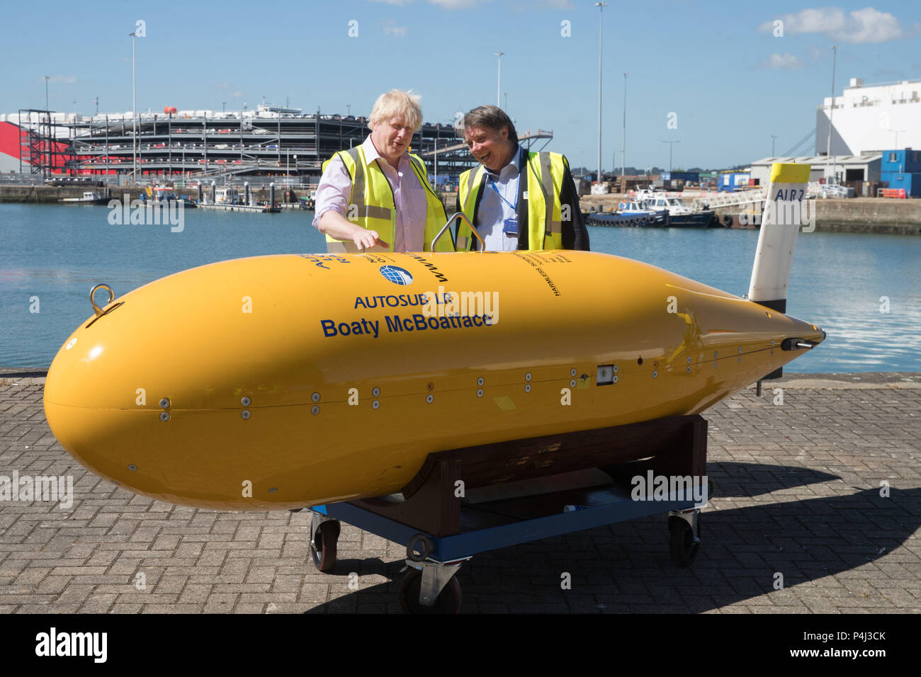 Segretario di Stato per gli affari esteri, Boris Johnson, guarda Boaty McBoatface, un veicolo autonomo sottomarino utilizzato per la ricerca scientifica, durante la sua visita alla National Oceanography Centre di Southampton in vista del prossimo FCO oceani strategia. Foto Stock