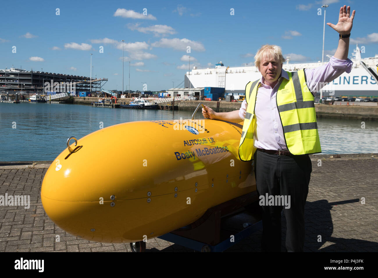 Segretario di Stato per gli affari esteri, Boris Johnson, con Boaty McBoatface, un veicolo autonomo sottomarino utilizzato per la ricerca scientifica, durante la sua visita alla National Oceanography Centre di Southampton in vista del prossimo FCO oceani strategia. Foto Stock