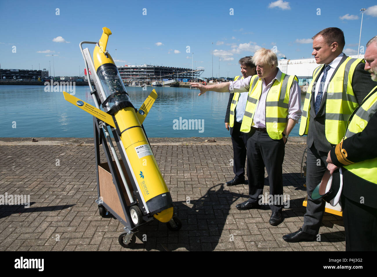 Segretario di Stato per gli affari esteri, Boris Johnson, guarda un aliante elettrico utilizzato per attività scientifiche di ricerca marittima, durante la sua visita alla National Oceanography Centre di Southampton in vista del prossimo FCO oceani strategia. Foto Stock