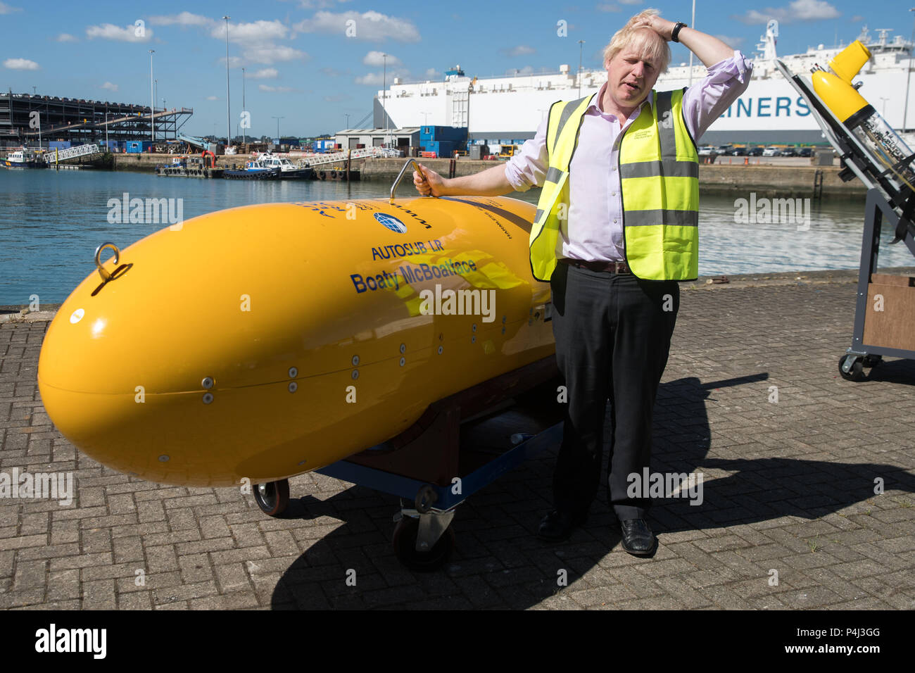 Segretario di Stato per gli affari esteri, Boris Johnson, con Boaty McBoatface, un veicolo autonomo sottomarino utilizzato per la ricerca scientifica, durante la sua visita alla National Oceanography Centre di Southampton in vista del prossimo FCO oceani strategia. Foto Stock