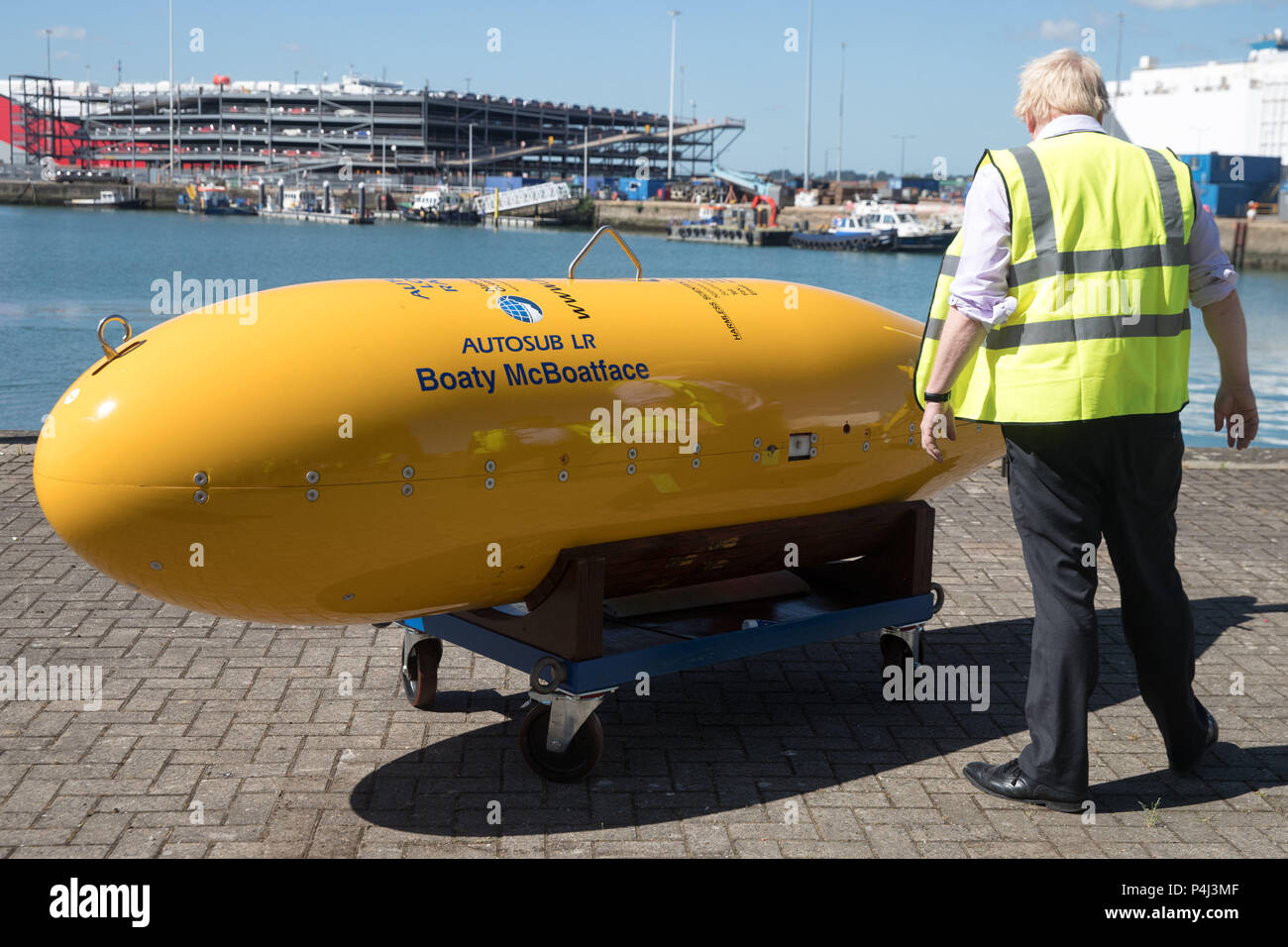 Segretario di Stato per gli affari esteri, Boris Johnson, guarda Boaty McBoatface, un veicolo autonomo sottomarino utilizzato per la ricerca scientifica, durante la sua visita alla National Oceanography Centre di Southampton in vista del prossimo FCO oceani strategia. Foto Stock