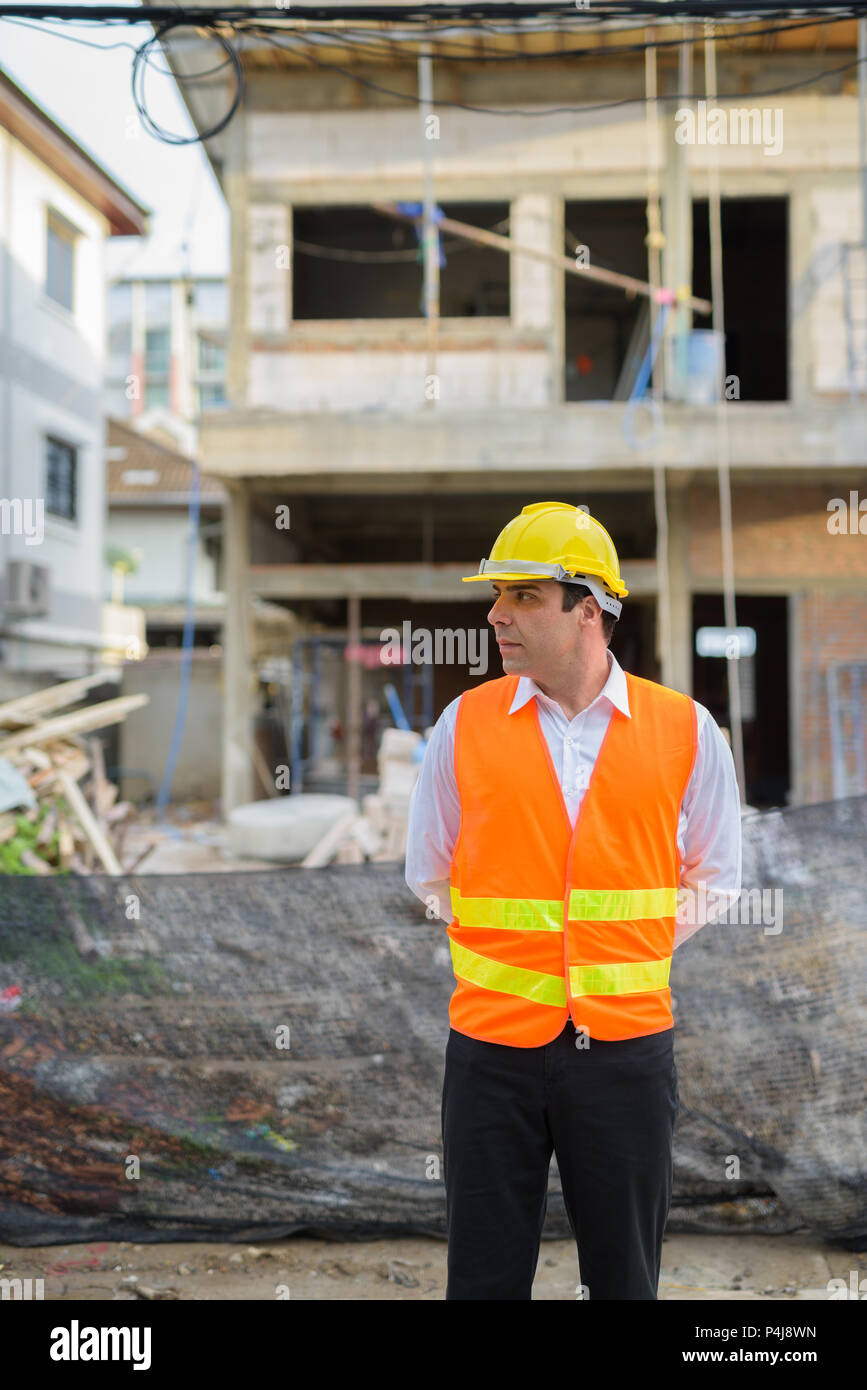 Bello il persiano uomo lavoratore edile presso la costruzione sit Foto Stock