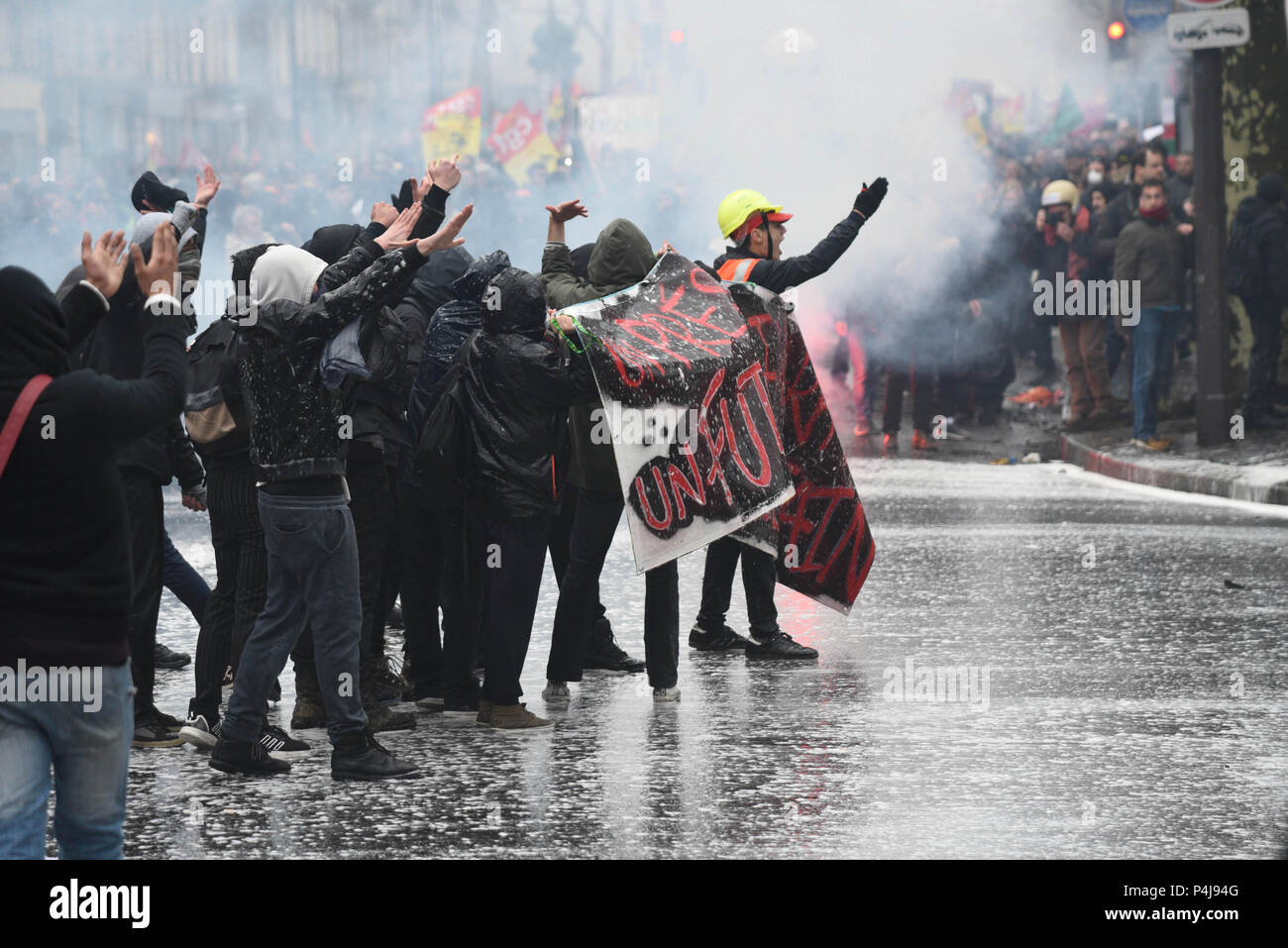 Marzo 22, 2018 - Parigi, Francia: anti-capitalista i giovani si scontrano con la polizia durante un governo anti-protesta. I ferrovieri francesi e i funzionari hanno preso la strada per protesta contro Macron del lavoro dei piani di riforma. Centinaia di migliaia di lavoratori si sono stretti in tutto il paese per difendere i loro diritti su una data 22 marzo, che riecheggia di inizio delle proteste degli studenti nel 1968. Affrontements avec la police lors de la manifestazione des cheminots. Foto Stock