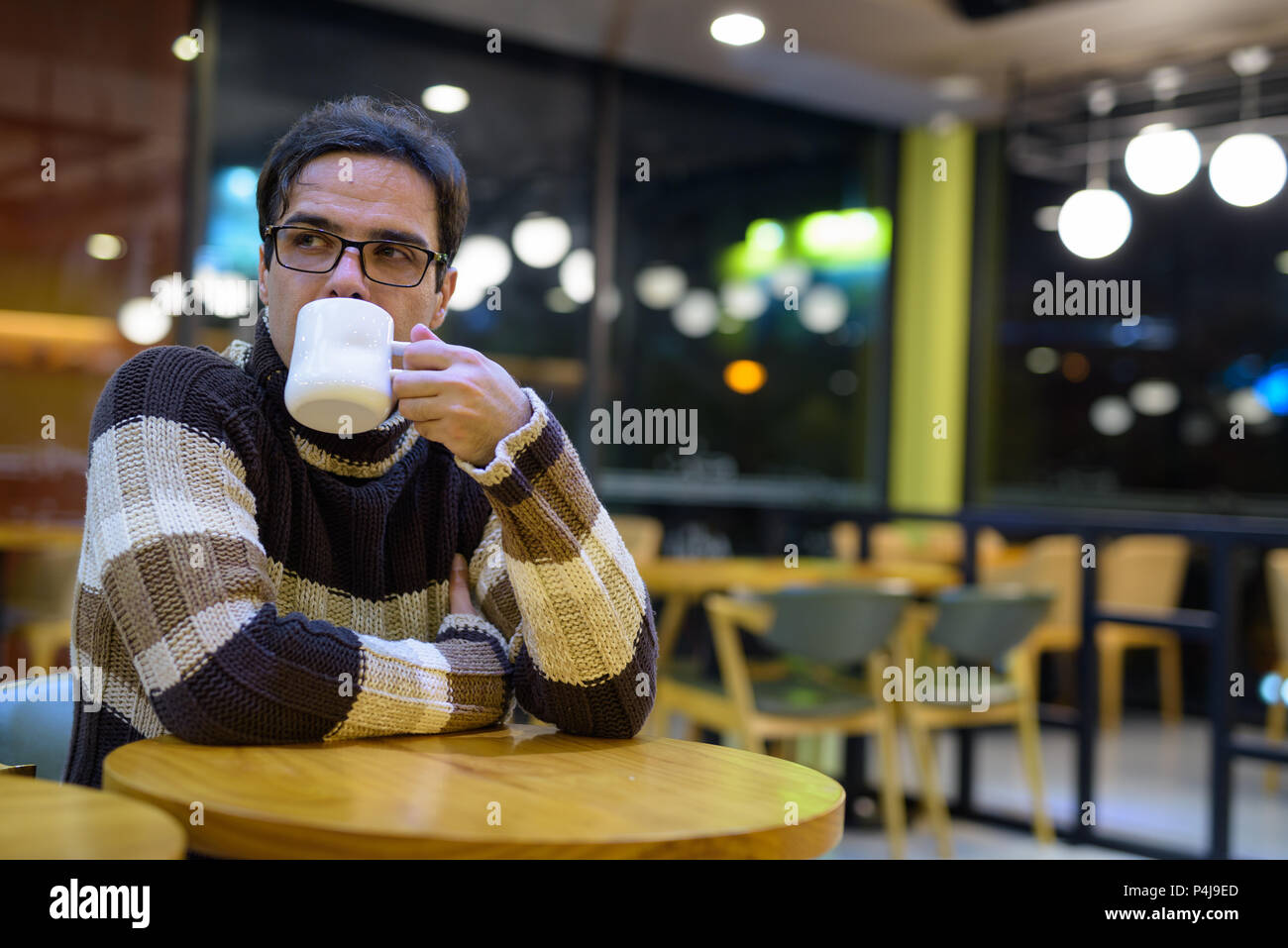 Uomo di bere il caffè nella caffetteria Foto Stock