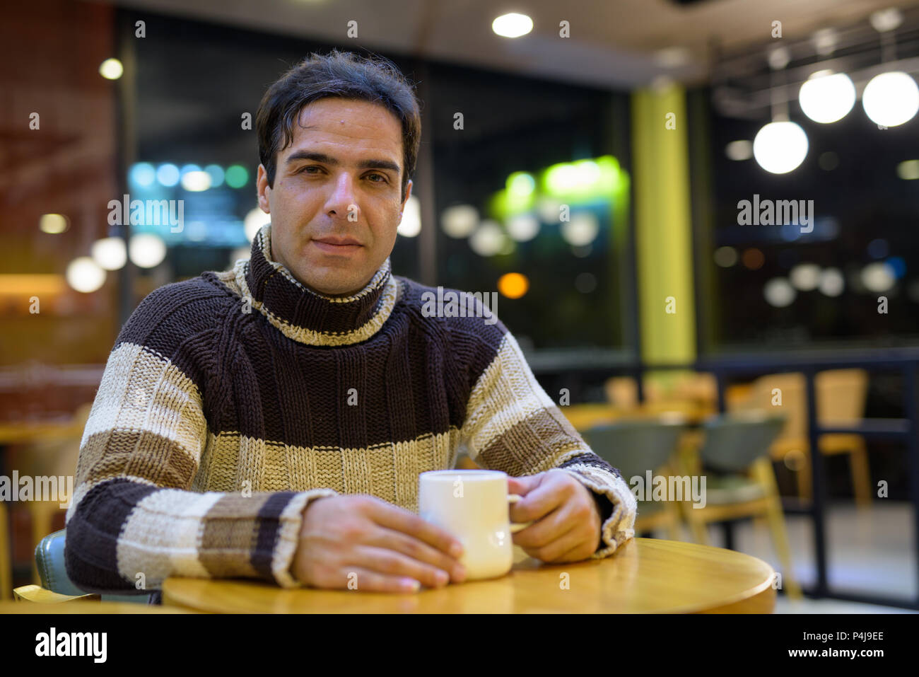 Uomo di bere il caffè nella caffetteria Foto Stock