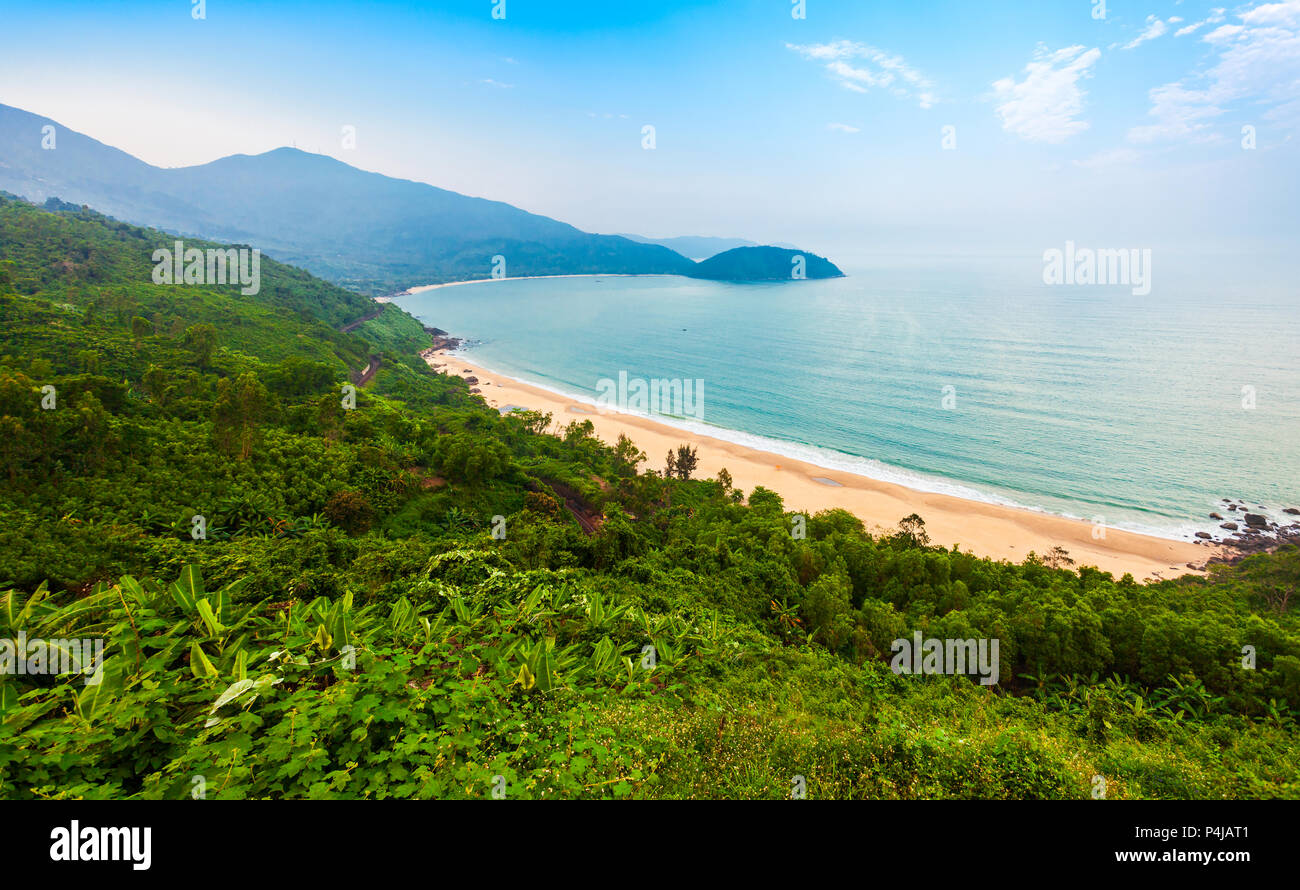 Bellezza Bay beach antenna vista panoramica dal Hai Van Quan passano in Danang city in Vietnam Foto Stock