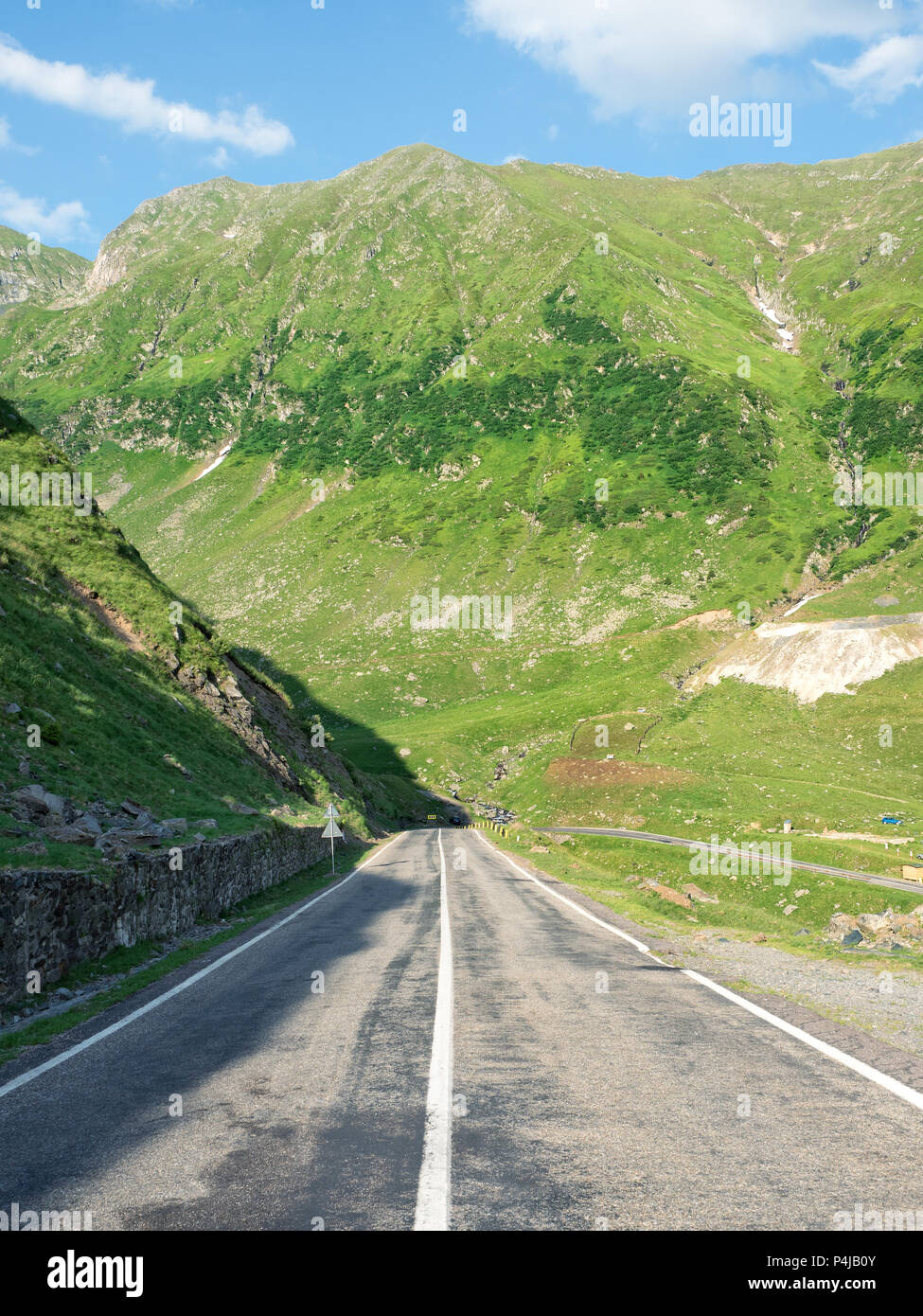 La strada attraverso dei Carpazi montagne verdi, Romania Foto Stock