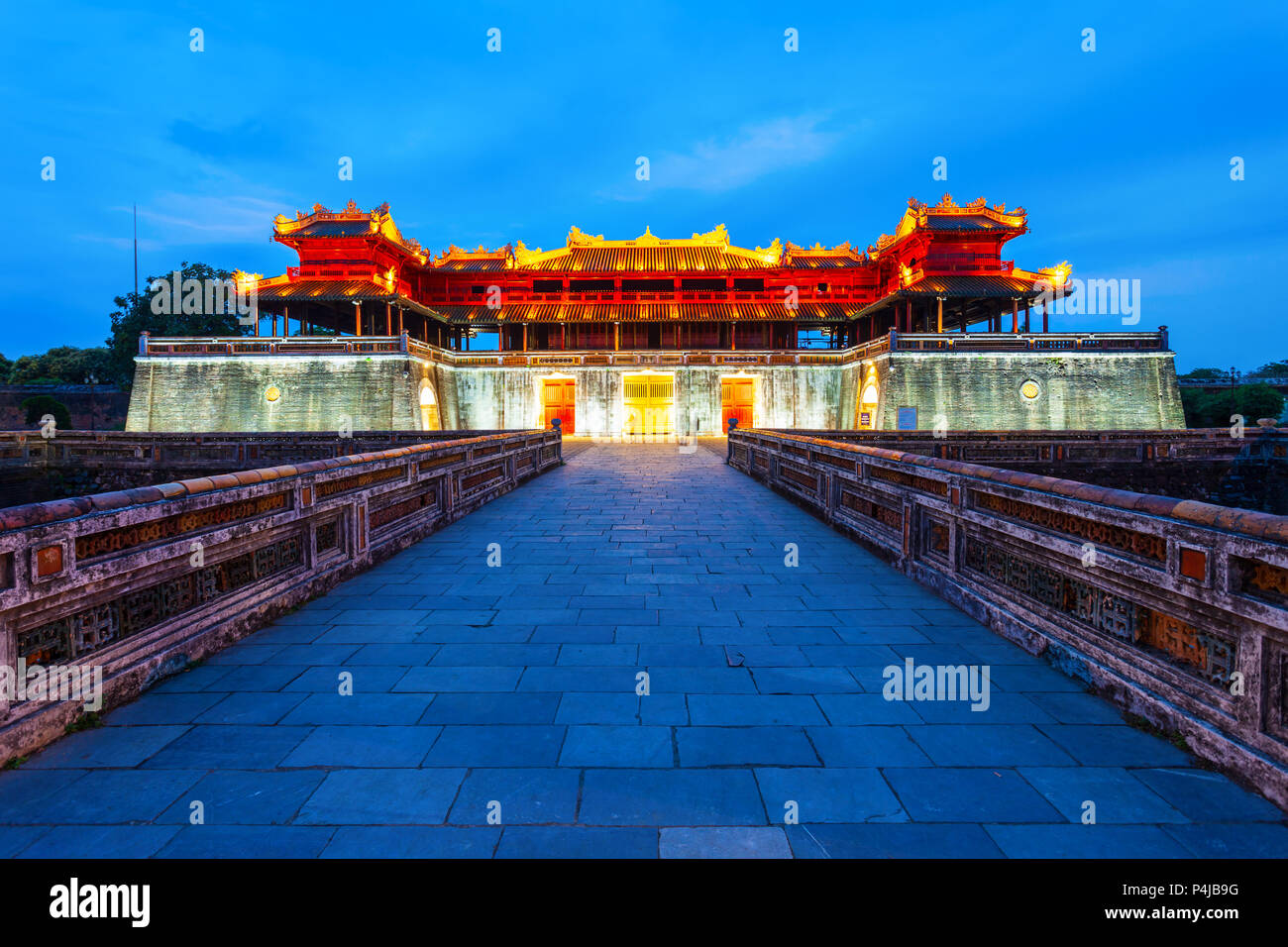 Città Imperiale cancello di ingresso di Hue in Vietnam al tramonto Foto Stock