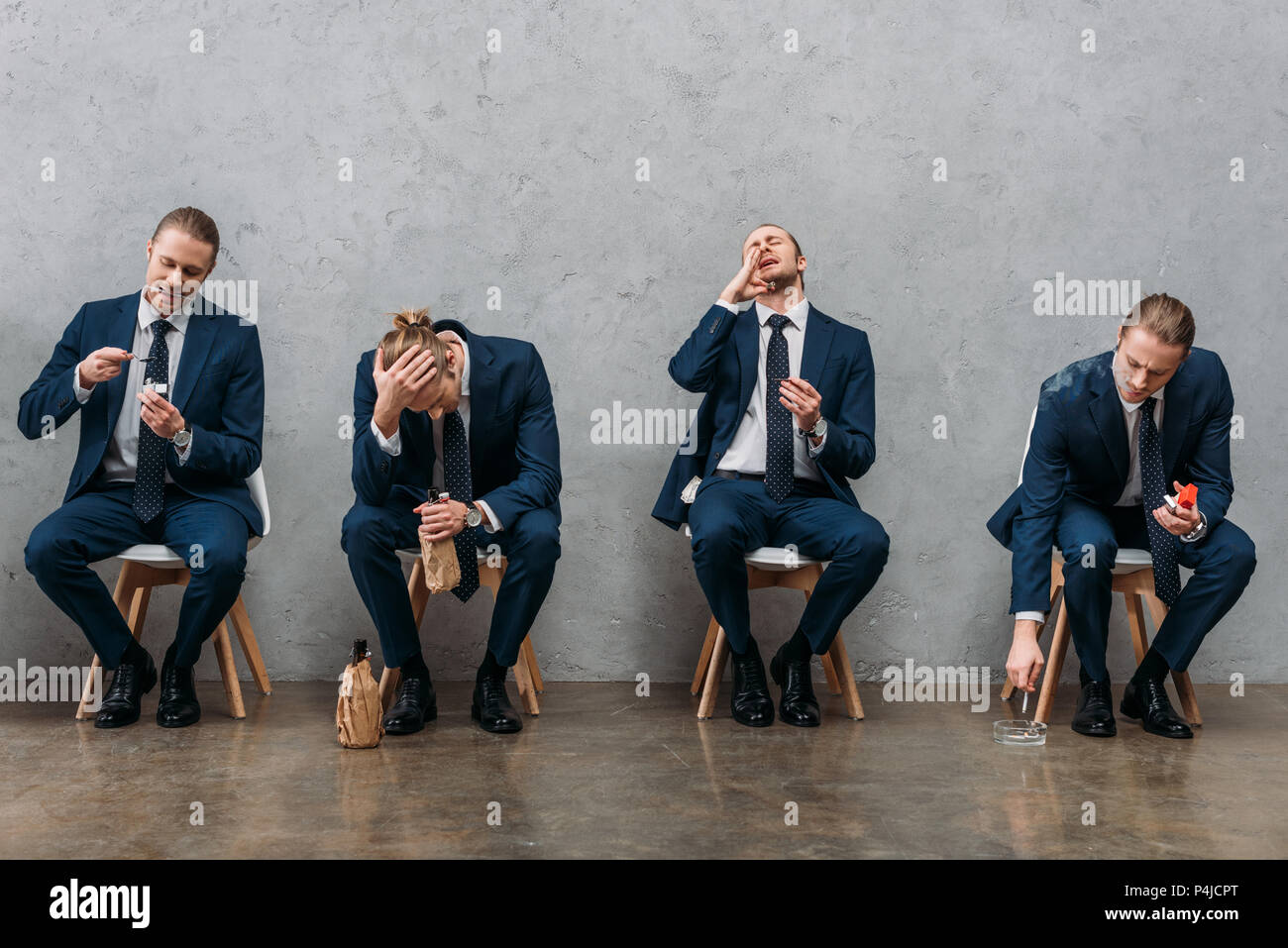 Collage di imprenditore clonato seduti su sedie e che mostra diverse passioni Foto Stock