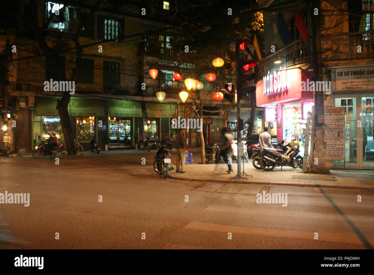 Scena di strada con colorate lanterne, Hanoi, Vietnam Foto Stock