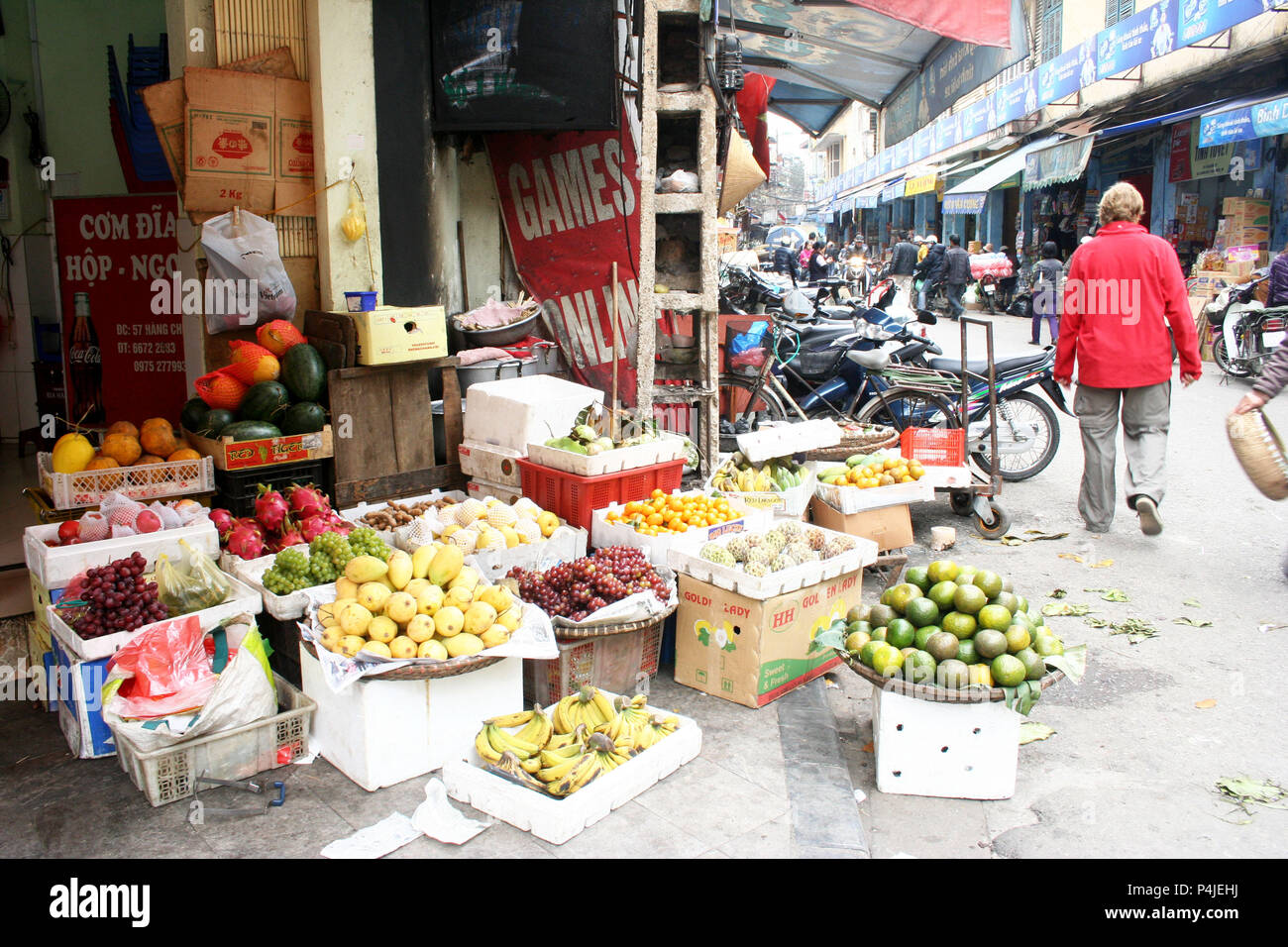 Frutto per la vendita al di fuori del negozio ad Hanoi, Vietnam Foto Stock
